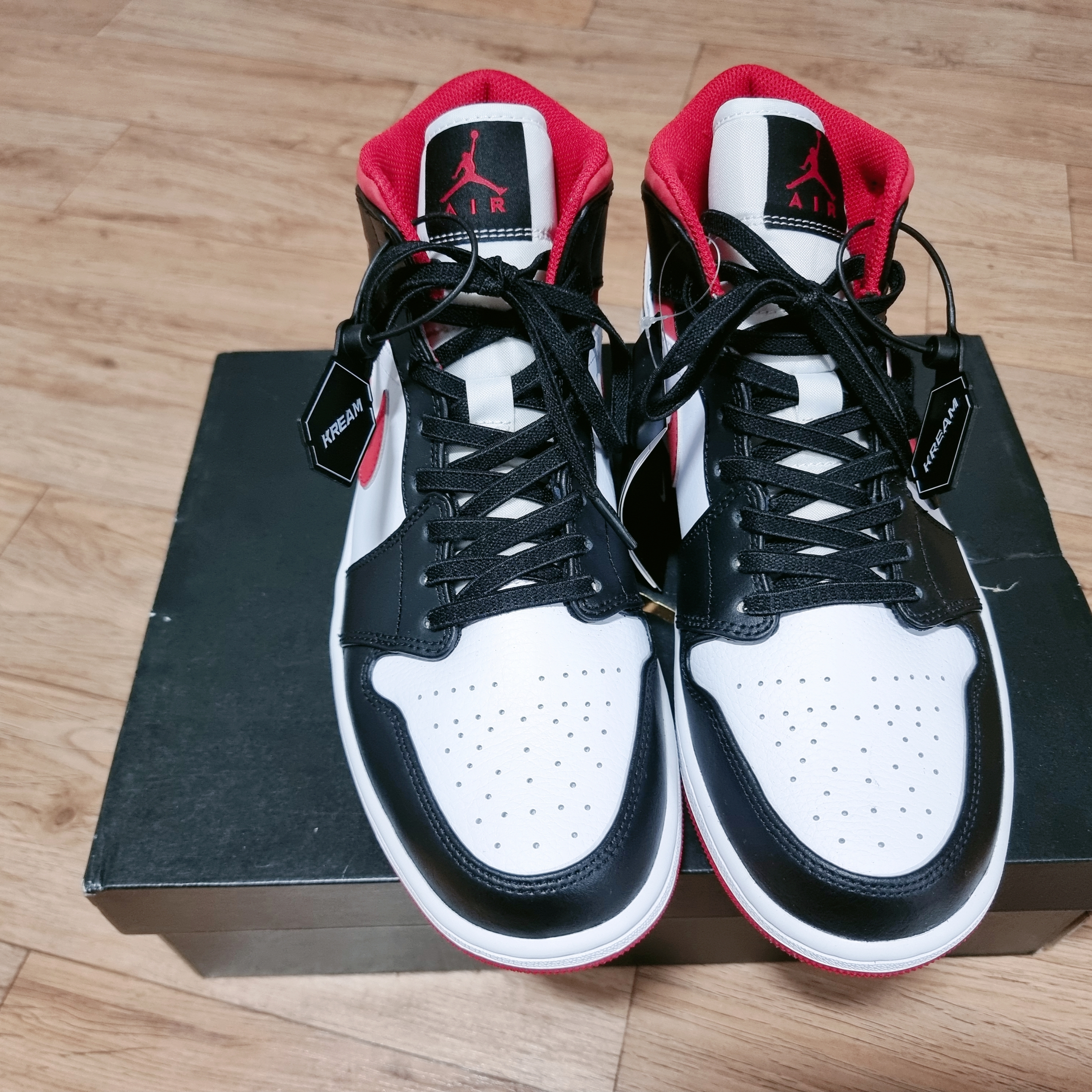 Jordan 1 Mid Gym Red Black White 착용 스타일 - 3