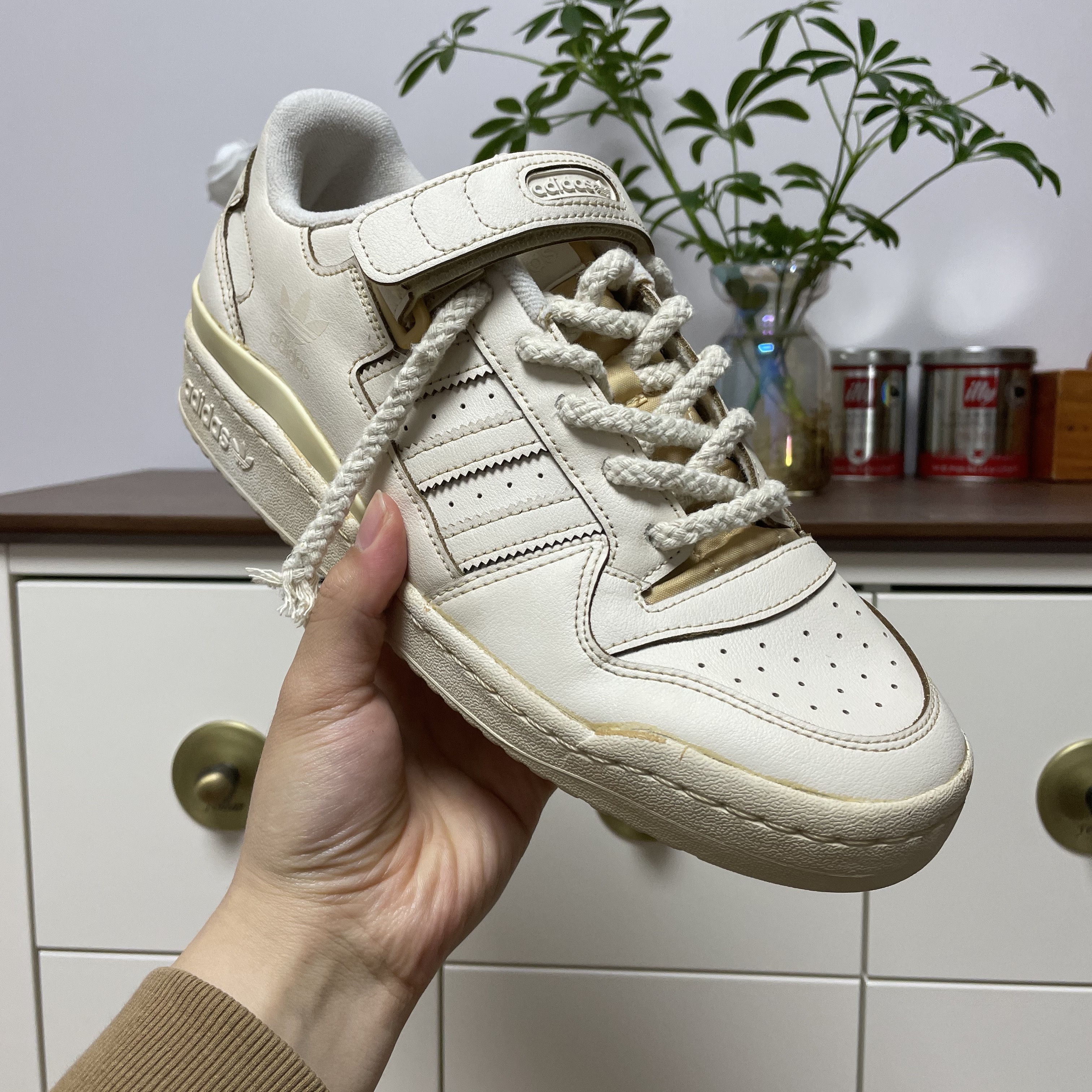 Adidas Forum Low Triple White 착용 스타일 - 3