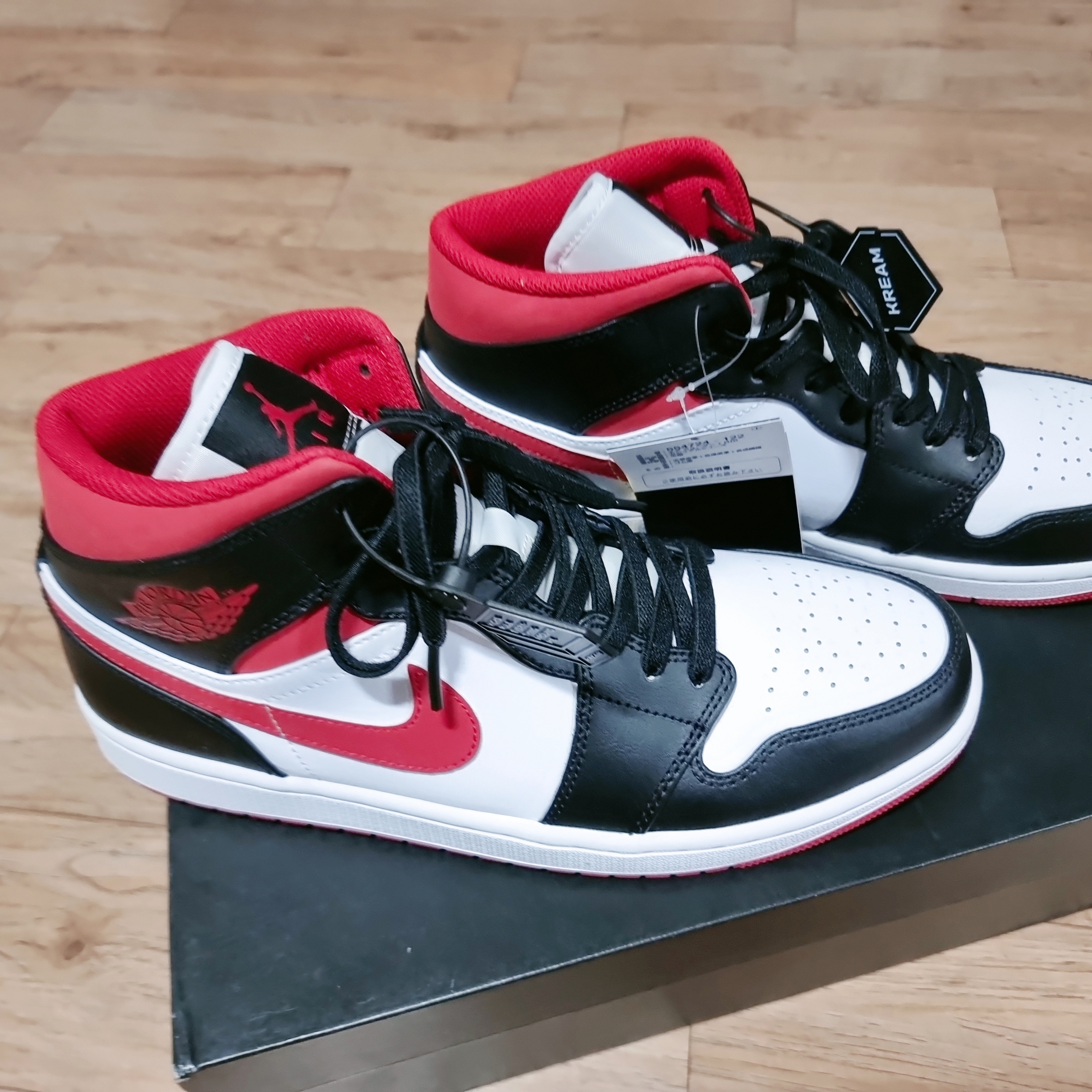 Jordan 1 Mid Gym Red Black White 착용 스타일 - 4