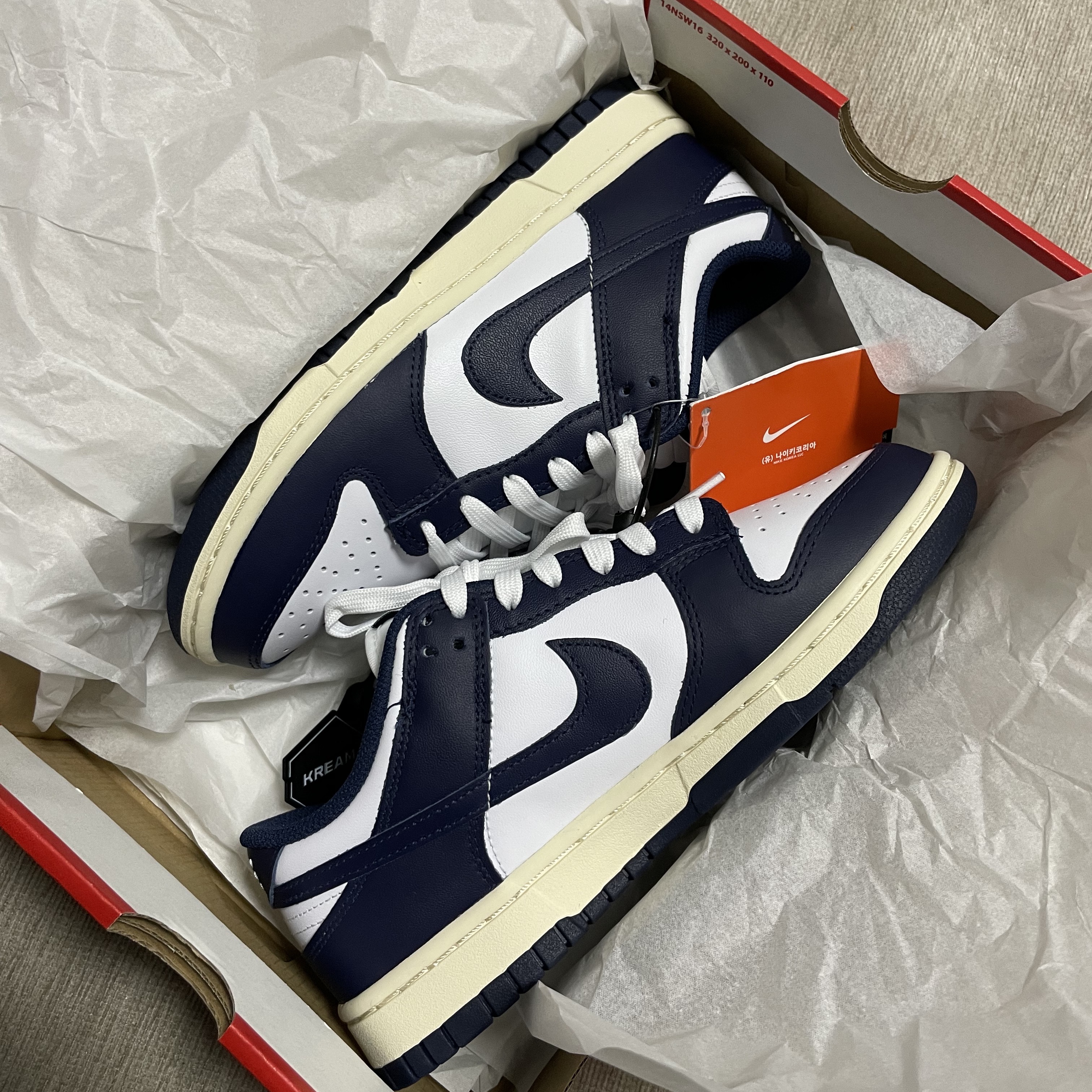 (W) Nike Dunk Low Vintage Midnight Navy 착용 스타일 - 1
