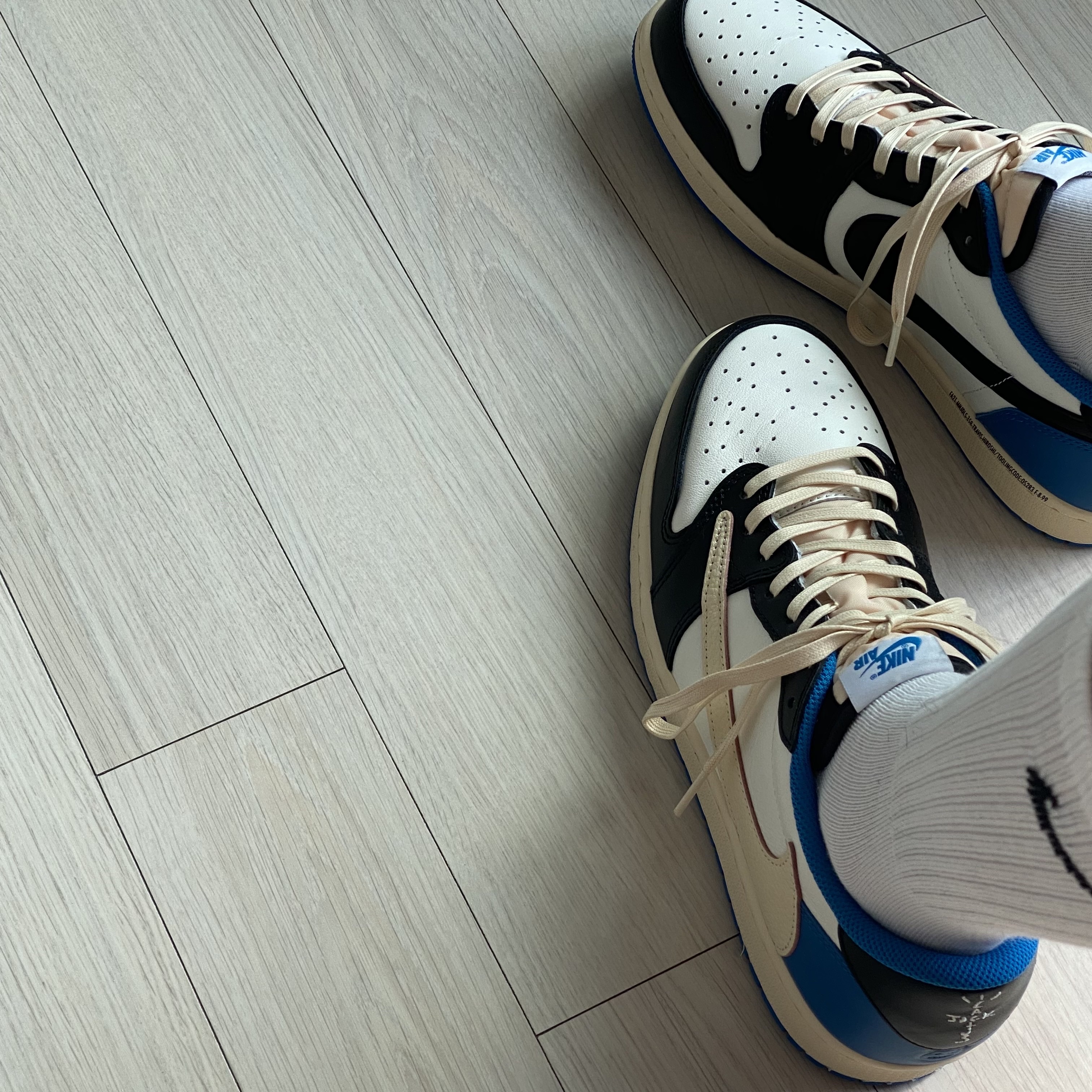 Jordan 1 x Travis Scott x Fragment Retro Low OG SP Military Blue 착용 스타일