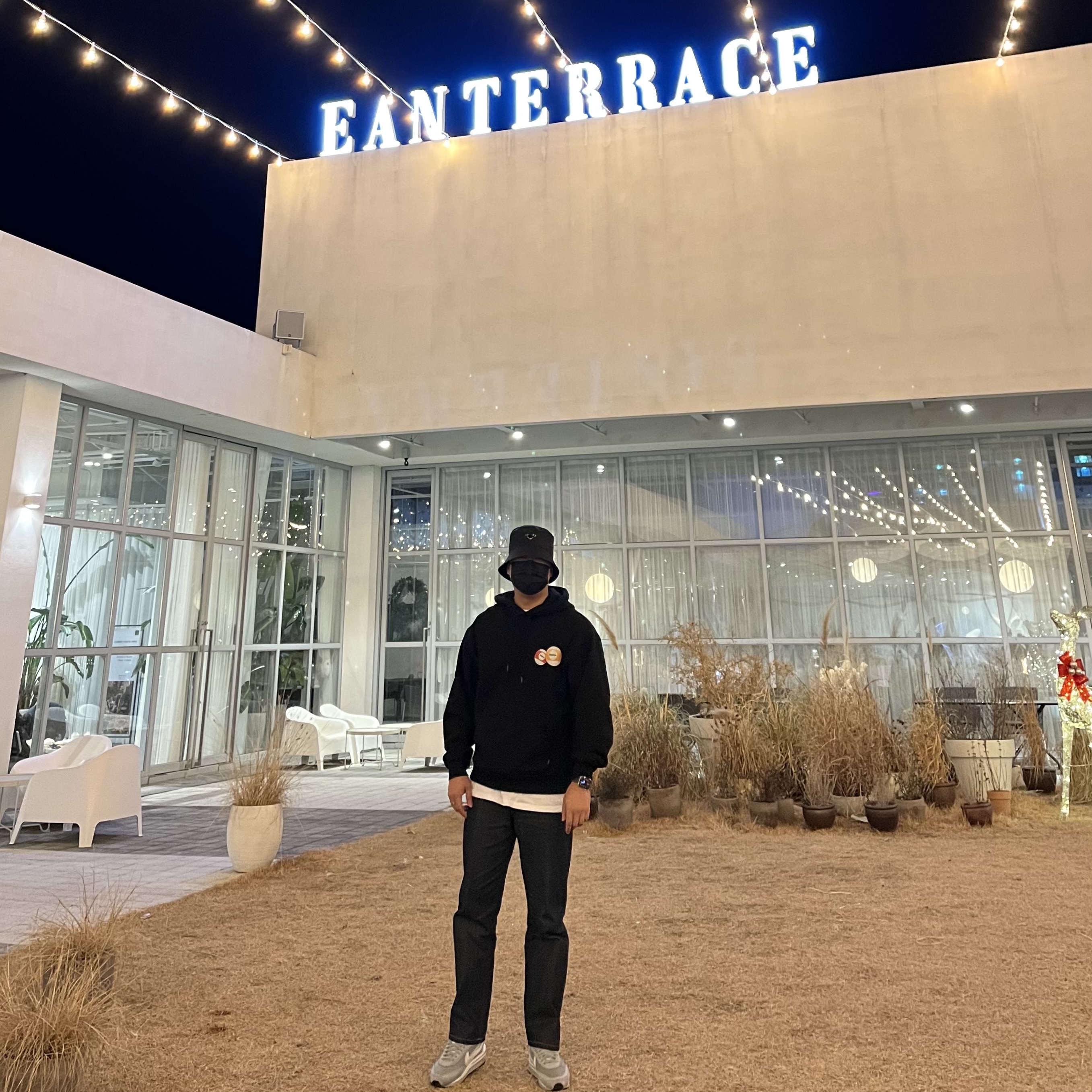 Prada Re-Nylon Bucket Hat Black, [KREAM Exclusive] Peaches. & KREAM Lotto Hoodie Black (XL) 착용 스타일