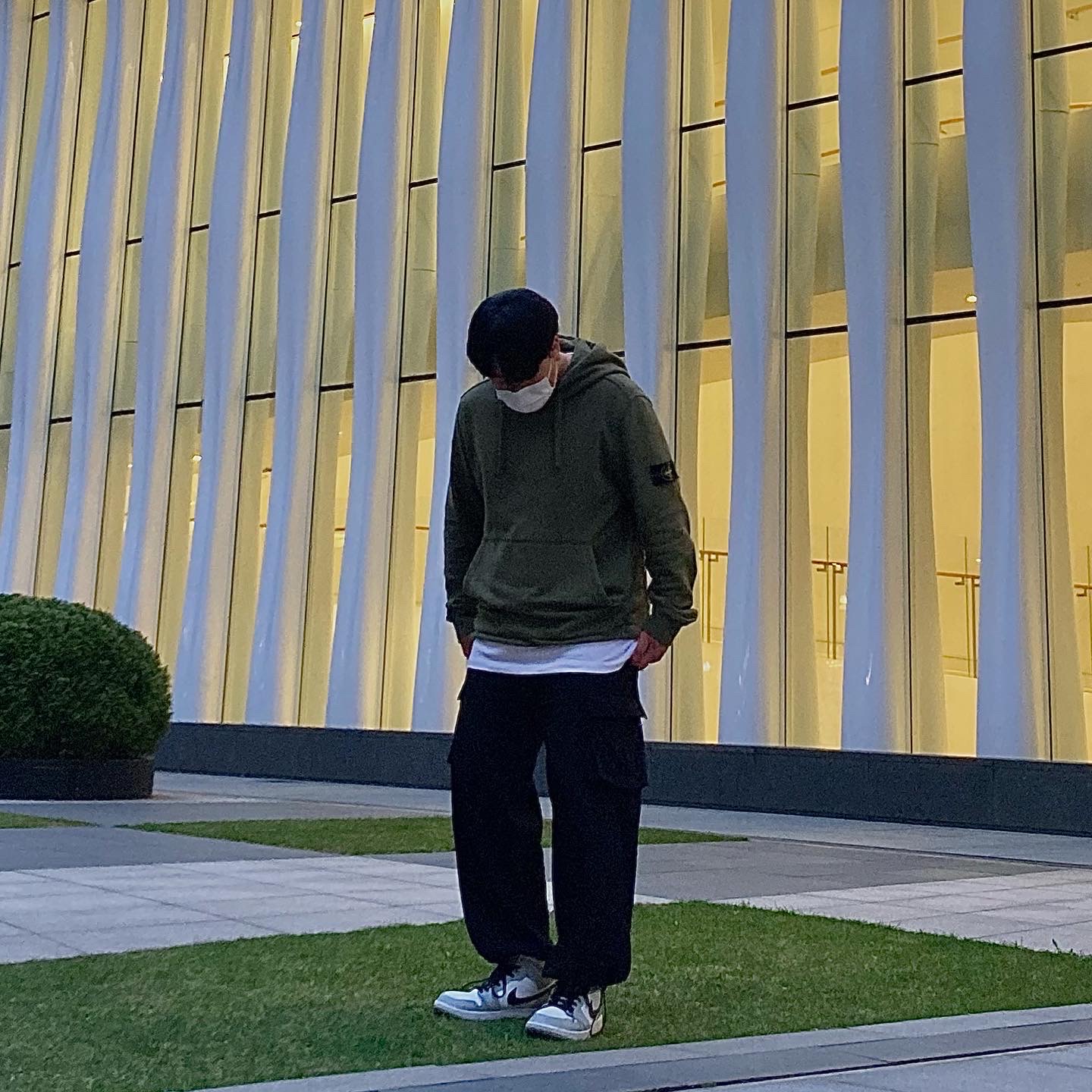 Jordan 1 Mid Light Smoke Grey 착용 스타일 - 2