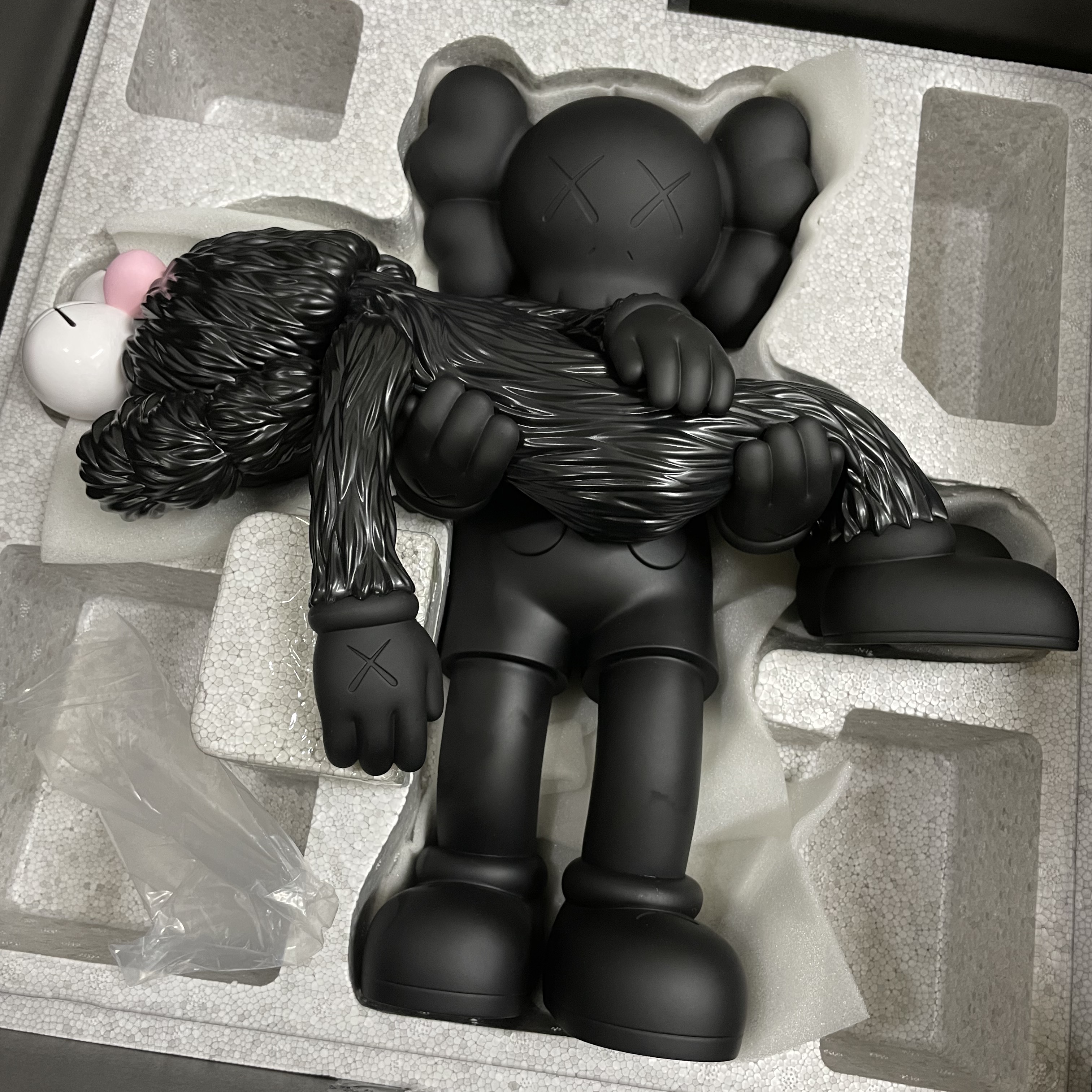 Kaws Gone Figure Black 착용 스타일 - 2