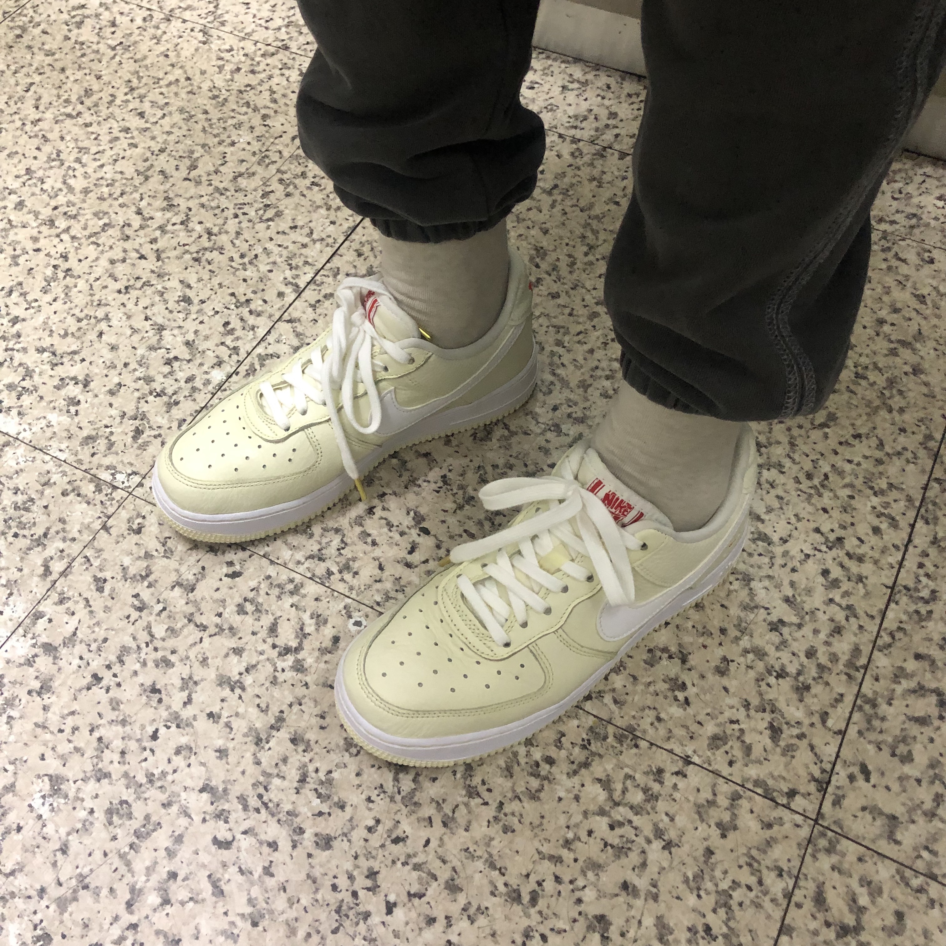 Nike Air Force 1 '07 PRM Popcorn 착용 스타일 - 1