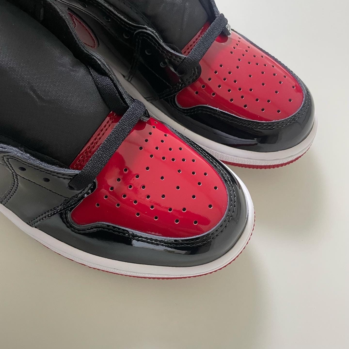 Jordan 1 Retro High OG Patent Bred 착용 스타일 - 3