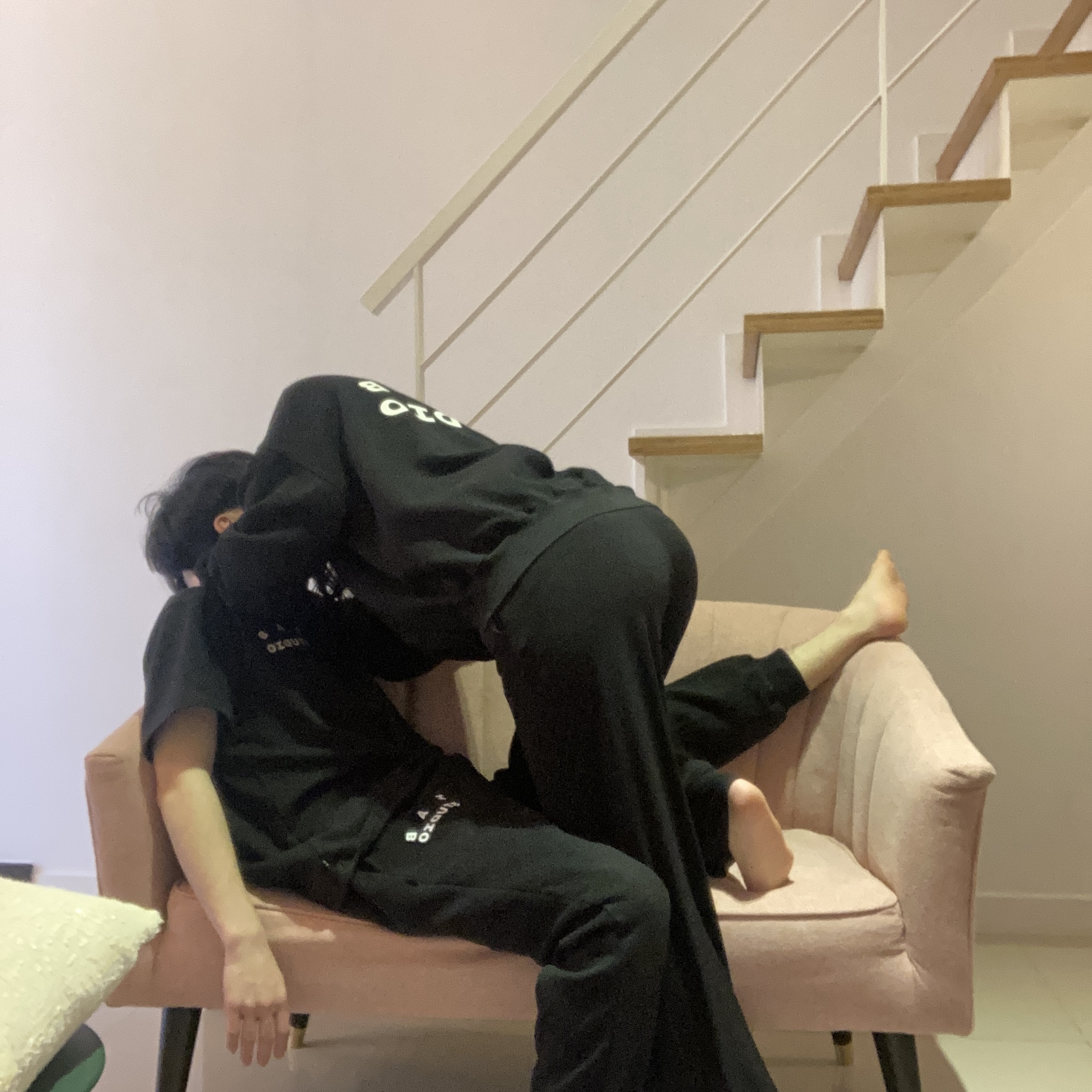 IAB Studio Hoodie Black White, IAB Studio Black Glow T-Shirt 착용 스타일 - 2