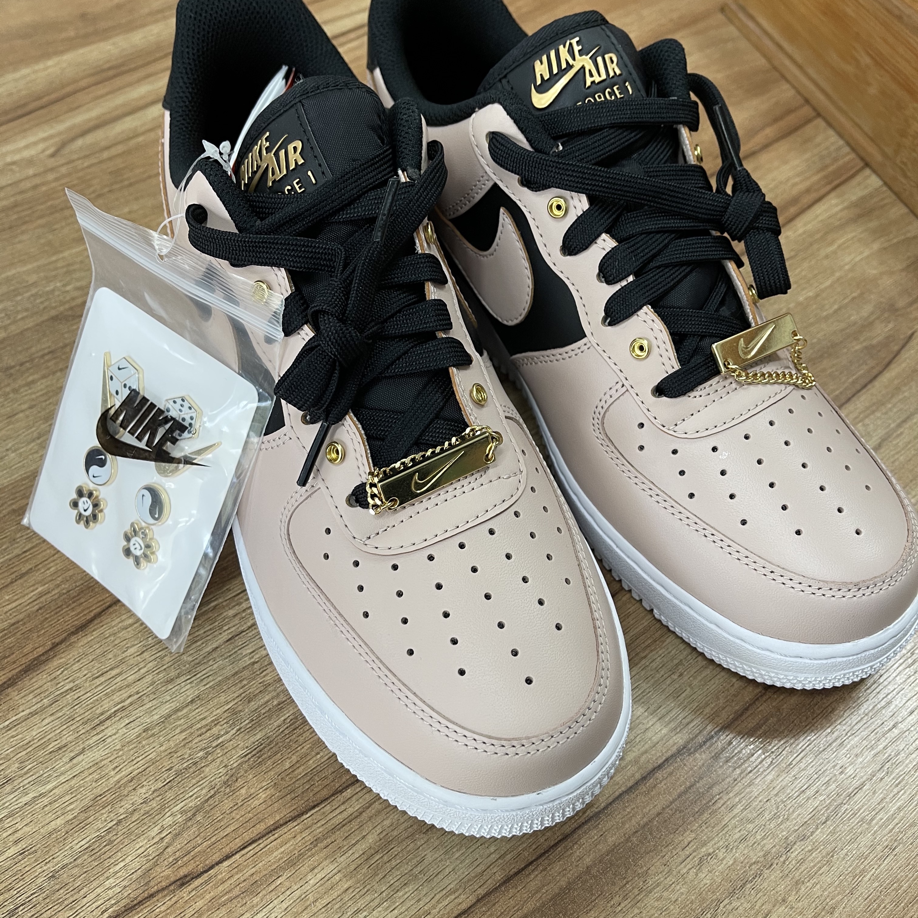 Nike Air Force 1 '07 PRM Touch Of Gold 착용 스타일 - 1