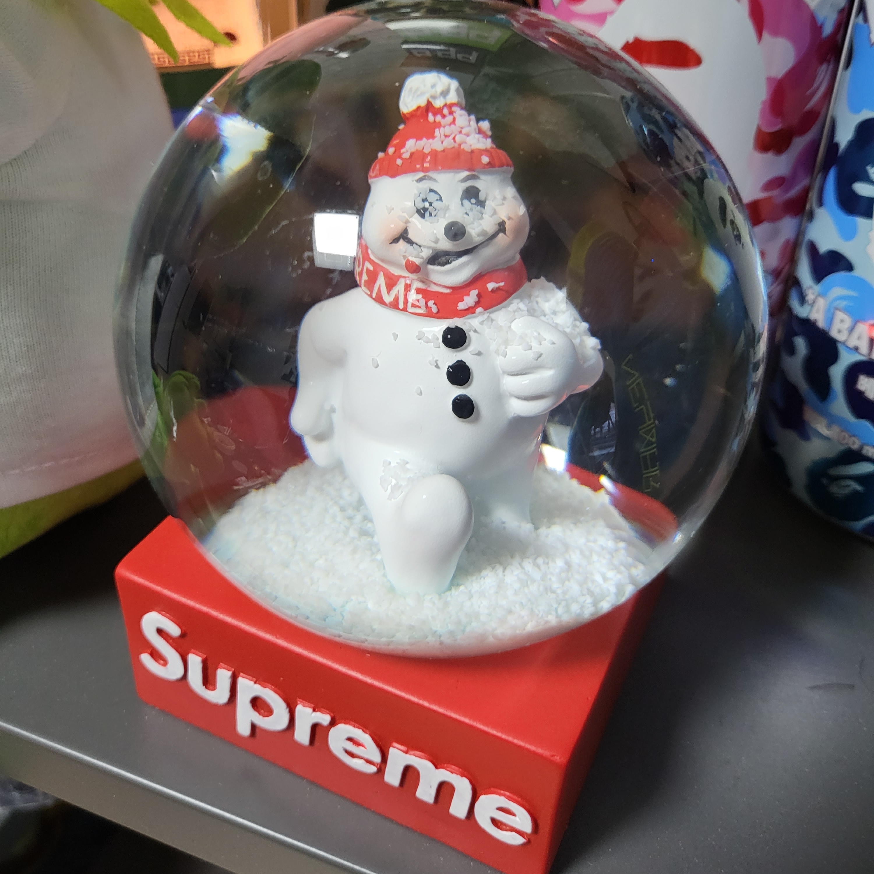 Supreme Snowman Snowglobe Red 착용 스타일