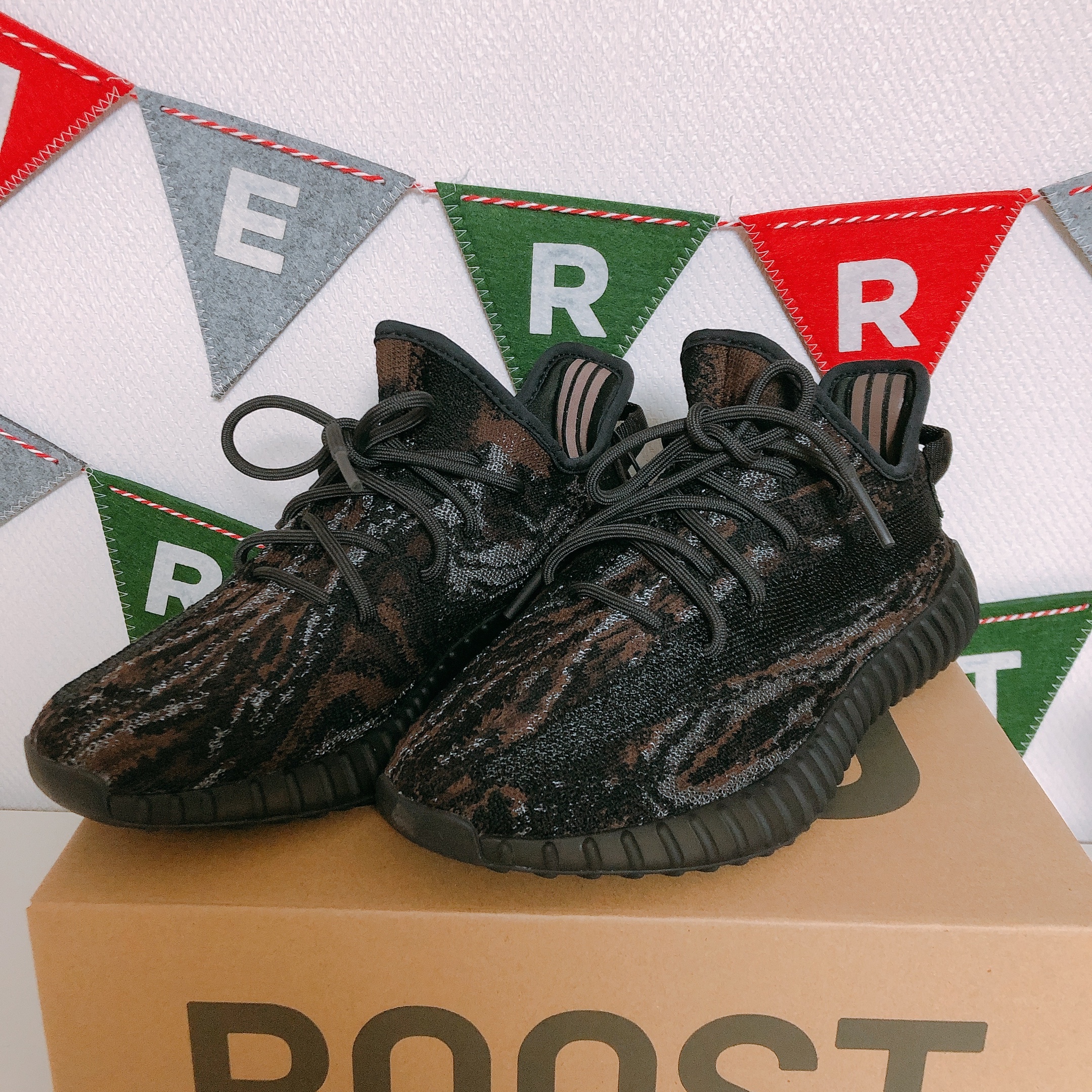 Adidas Yeezy Boost 350 V2 MX Rock 착용 스타일