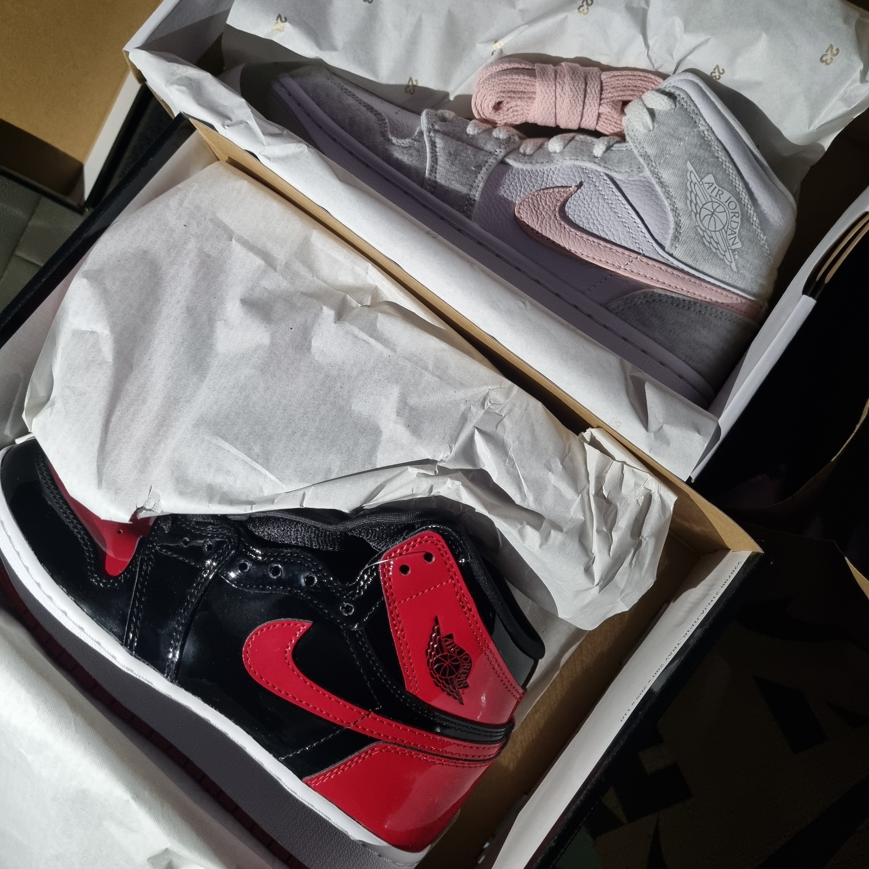 (GS) Jordan 1 Retro High OG Patent Bred, (W) Jordan 1 Mid SE Light Iron Ore 착용 스타일