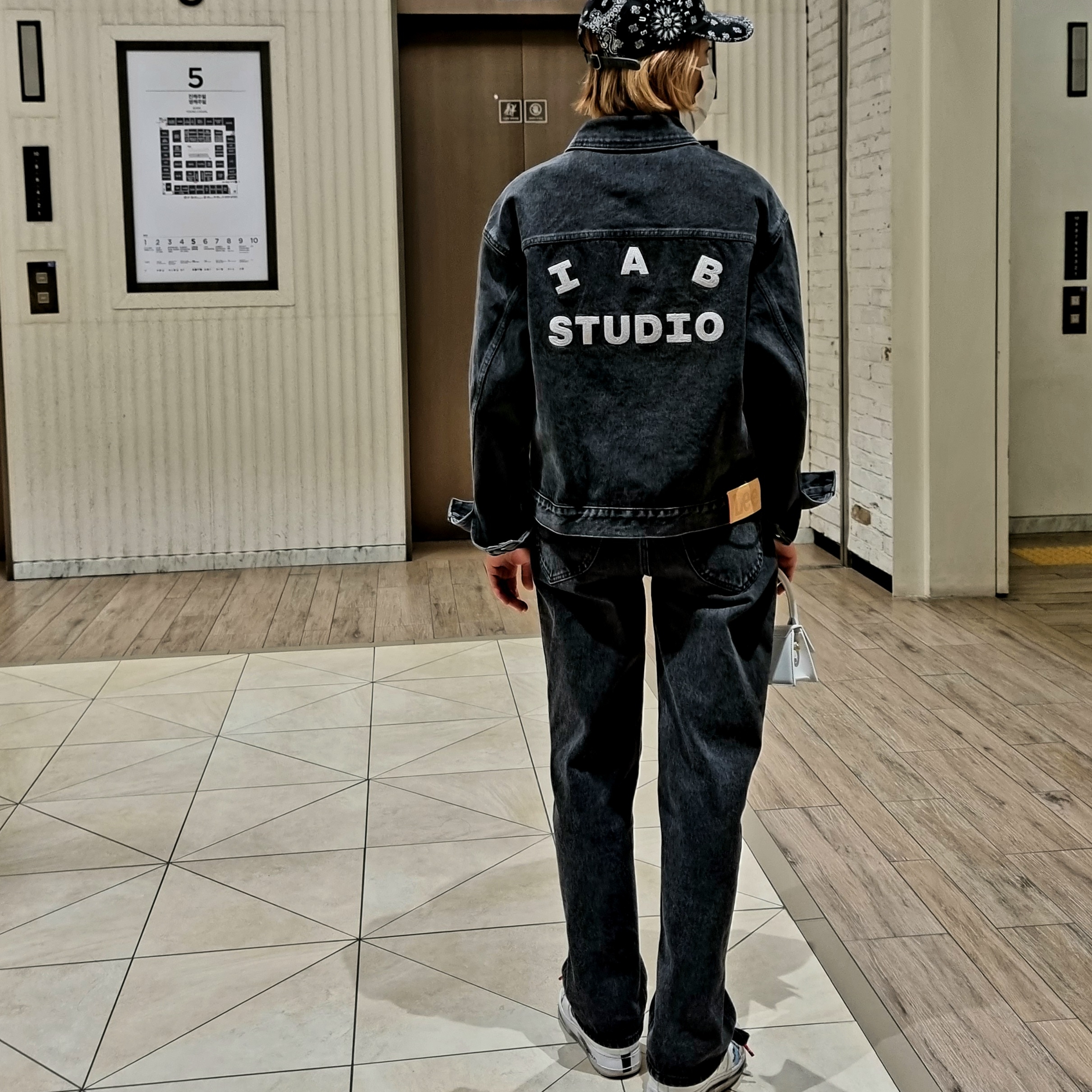 IAB Studio x Lee Denim Jacket Black, IAB Studio x Lee Denim Jeans Black 착용 스타일 - 2