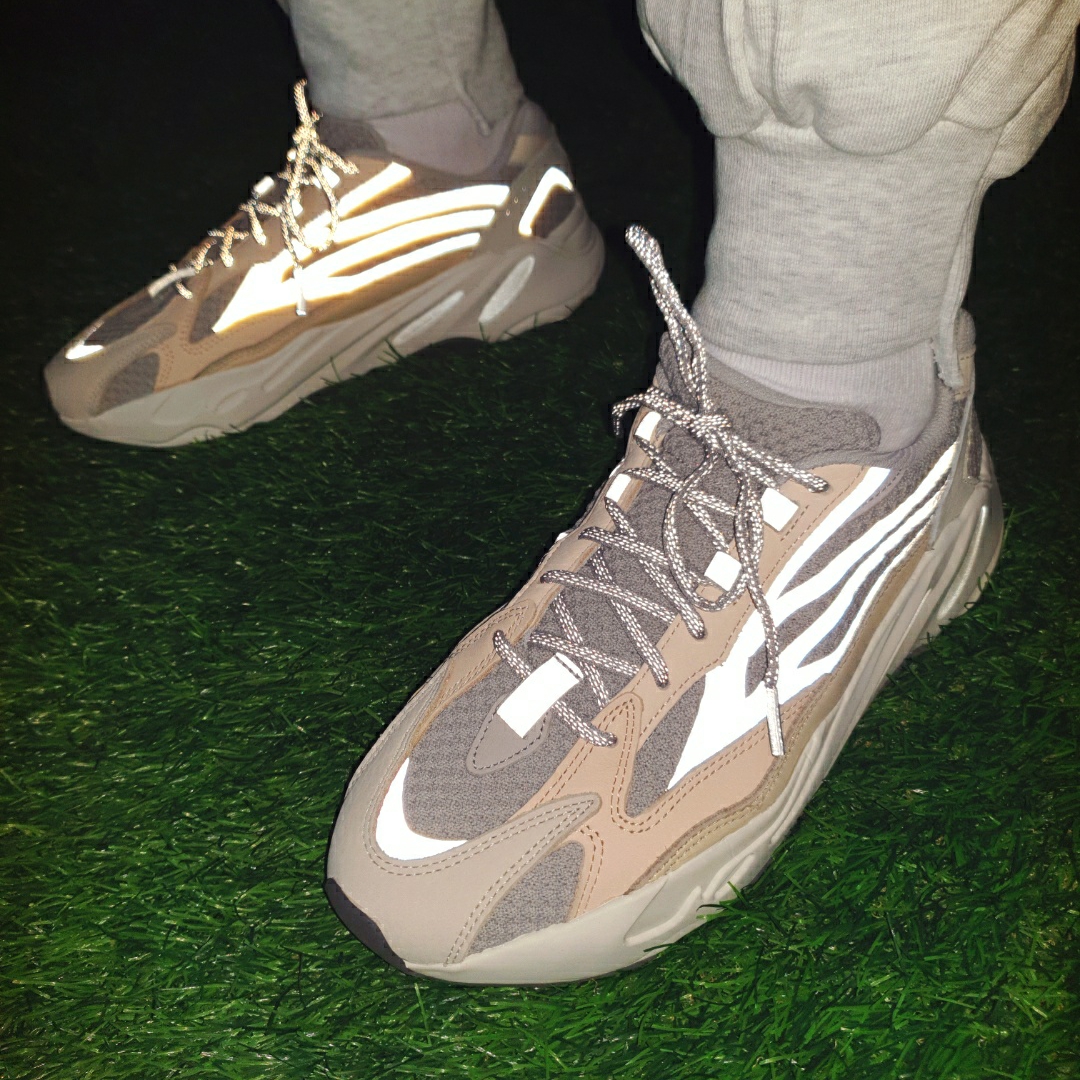 Adidas Yeezy Boost 700 V2 Cream 착용 스타일 - 5