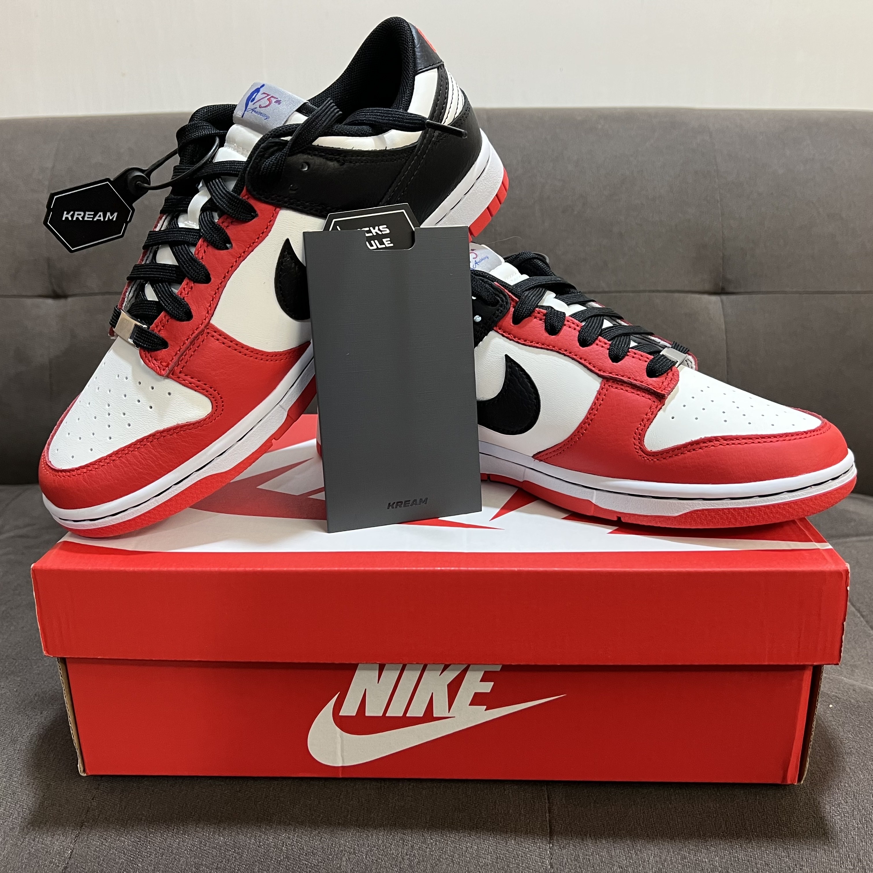 Nike x NBA Dunk Low Retro EMB Black and Chile Red 착용 스타일 - 3