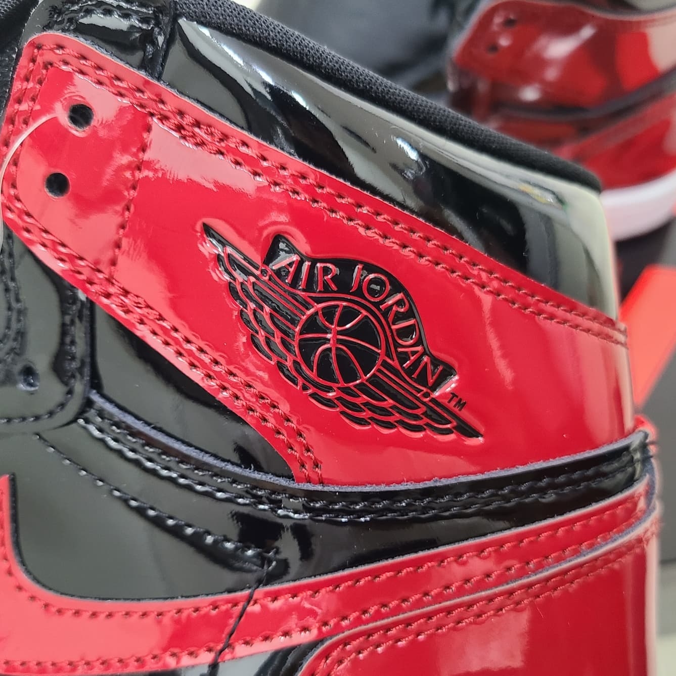 Jordan 1 Retro High OG Patent Bred 착용 스타일 - 3