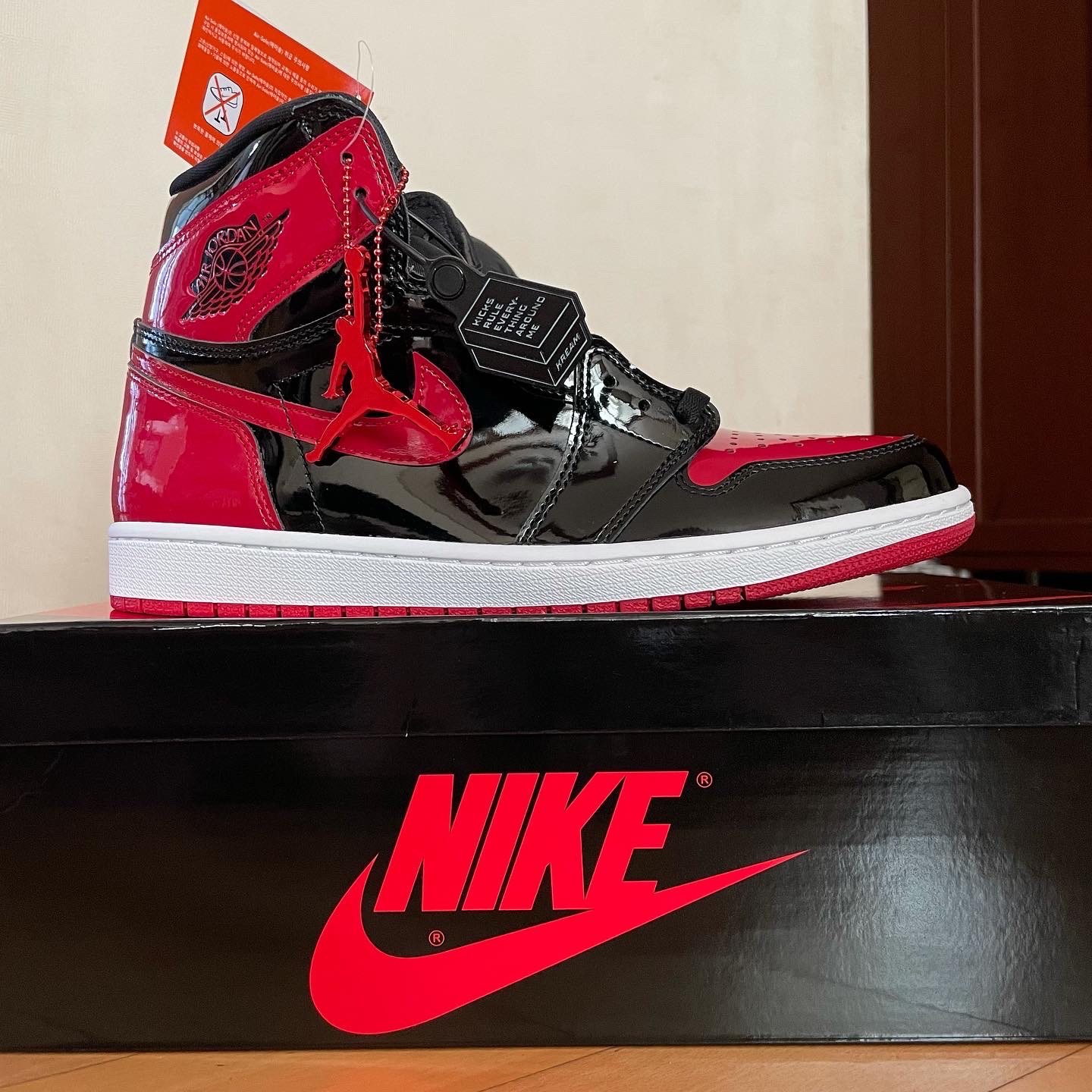 Jordan 1 Retro High OG Patent Bred 착용 스타일 - 1