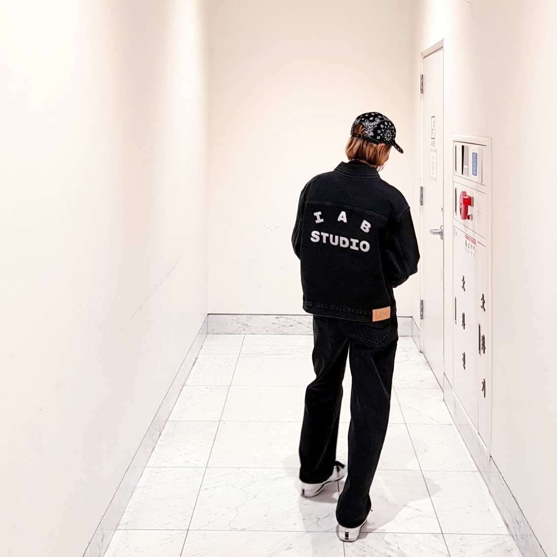 IAB Studio x Lee Denim Jacket Black, IAB Studio x Lee Denim Jeans Black 착용 스타일 - 3