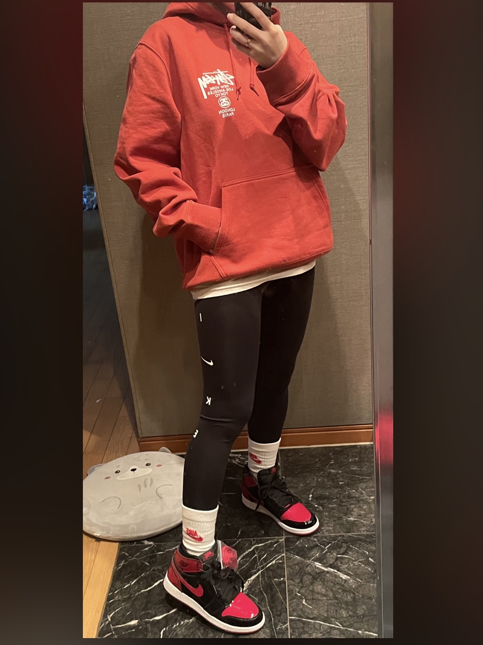 Stussy World Tour Hoodie Brick 2021, Jordan 1 Retro High OG Patent Bred 착용 스타일 - 2