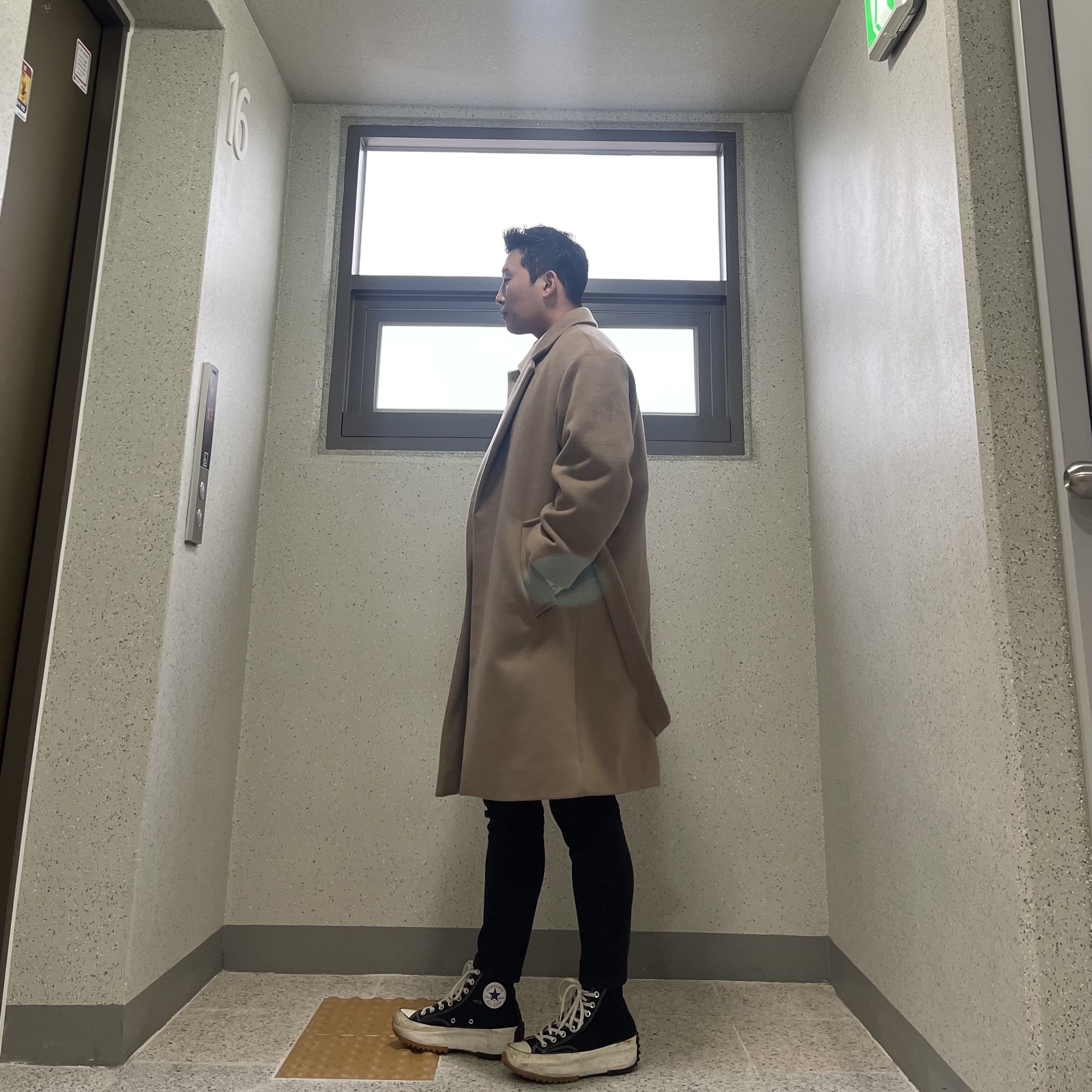 Converse x JW Anderson Run Star Hike Hi Black 착용 스타일 - 3
