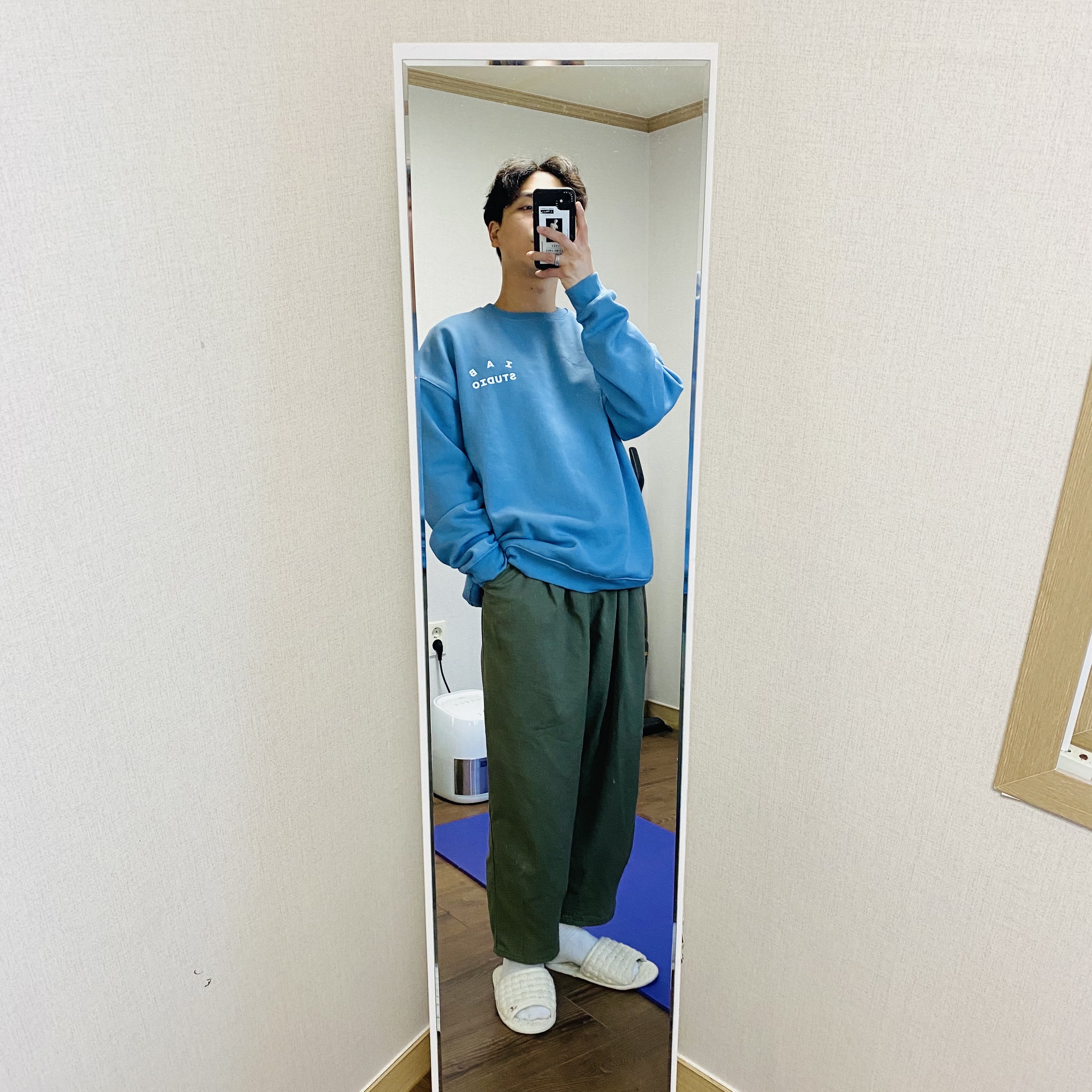 IAB Studio Crewneck Sky Blue 착용 스타일