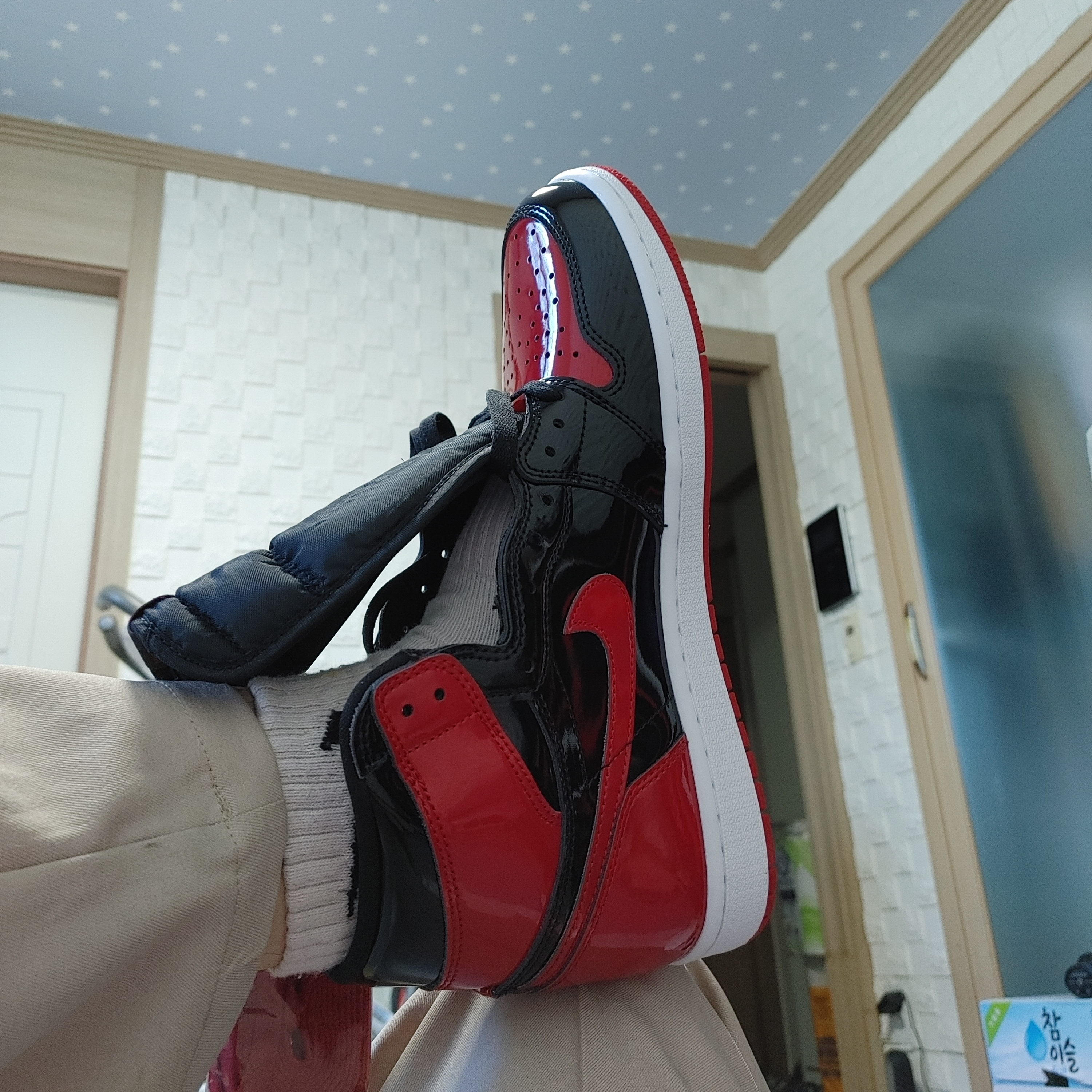 Jordan 1 Retro High OG Patent Bred 착용 스타일 - 1