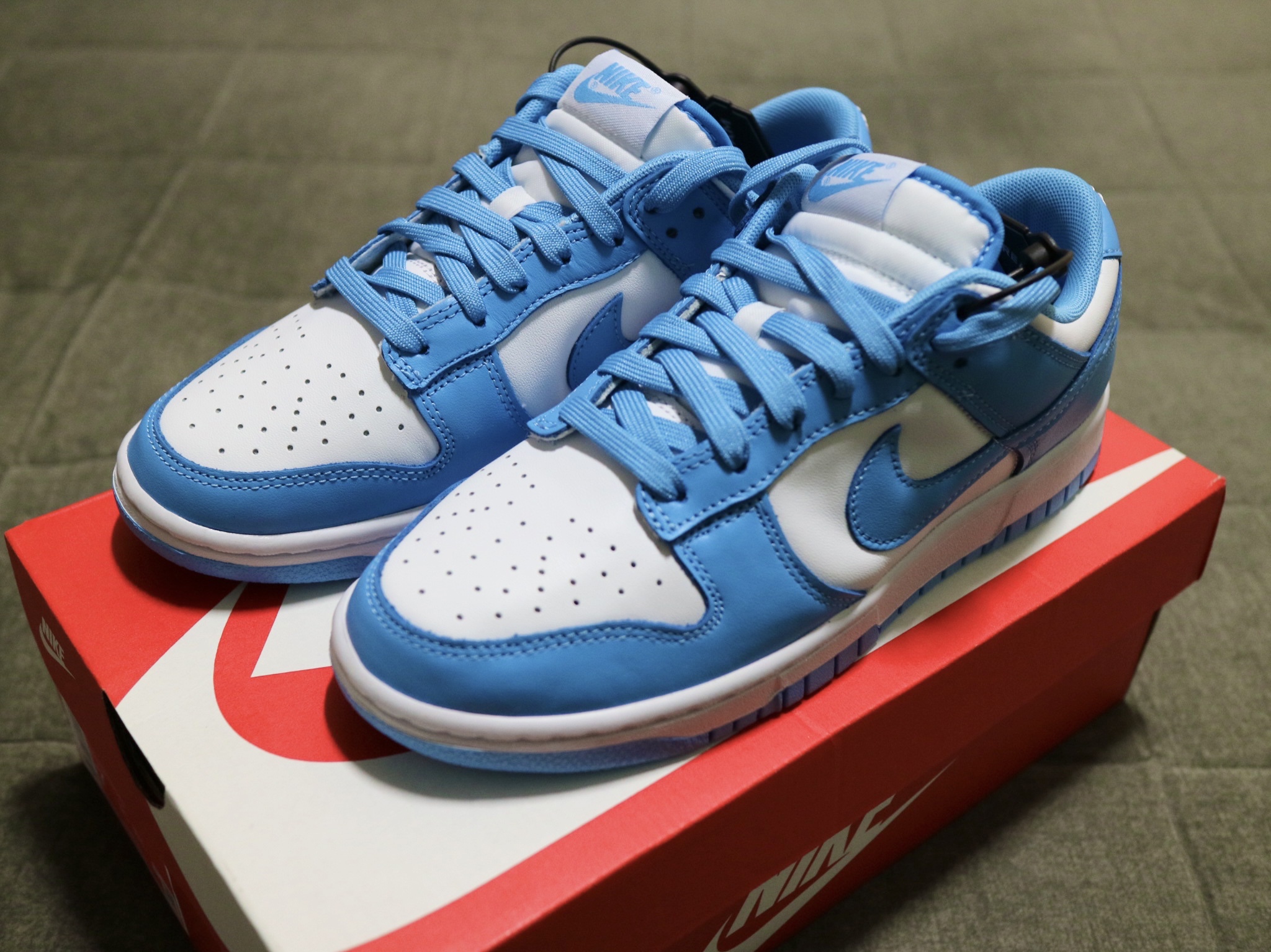 Nike Dunk Low Retro University Blue 착용 스타일 - 2