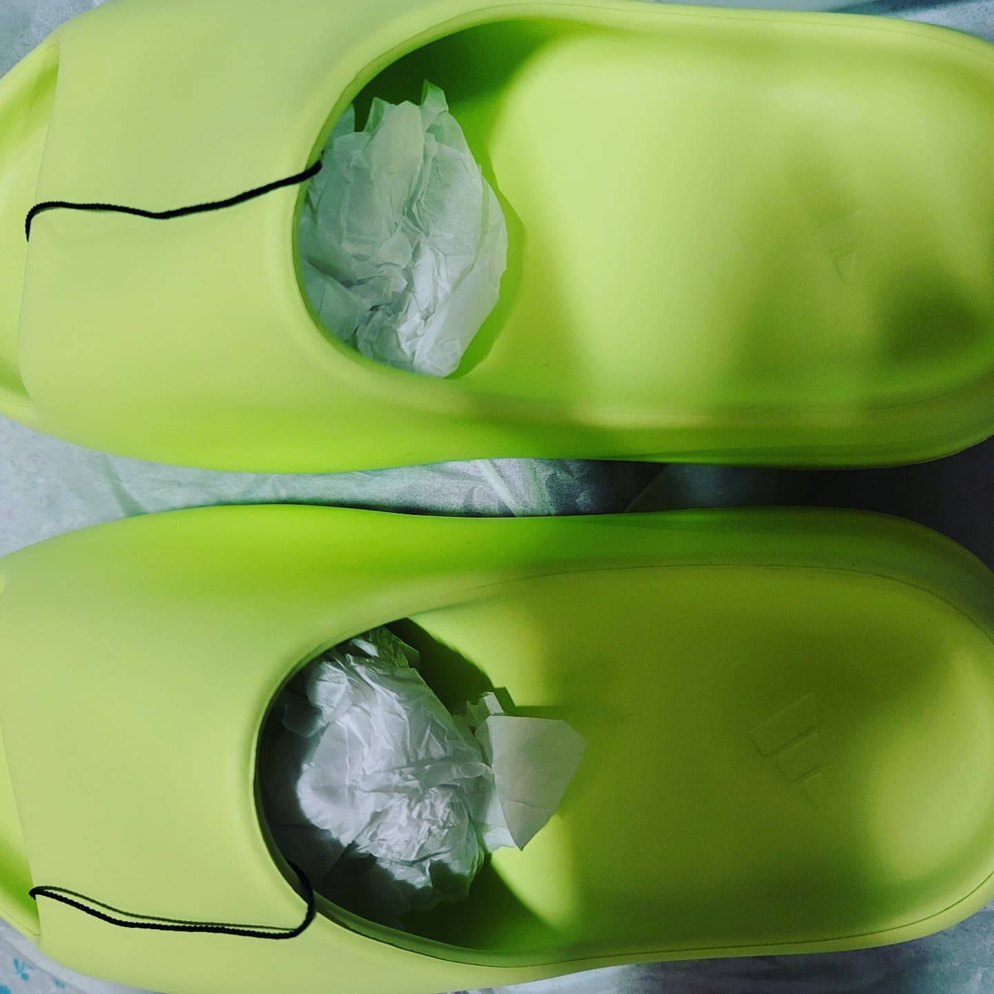 Adidas Yeezy Slide Glow Green 착용 스타일 - 3