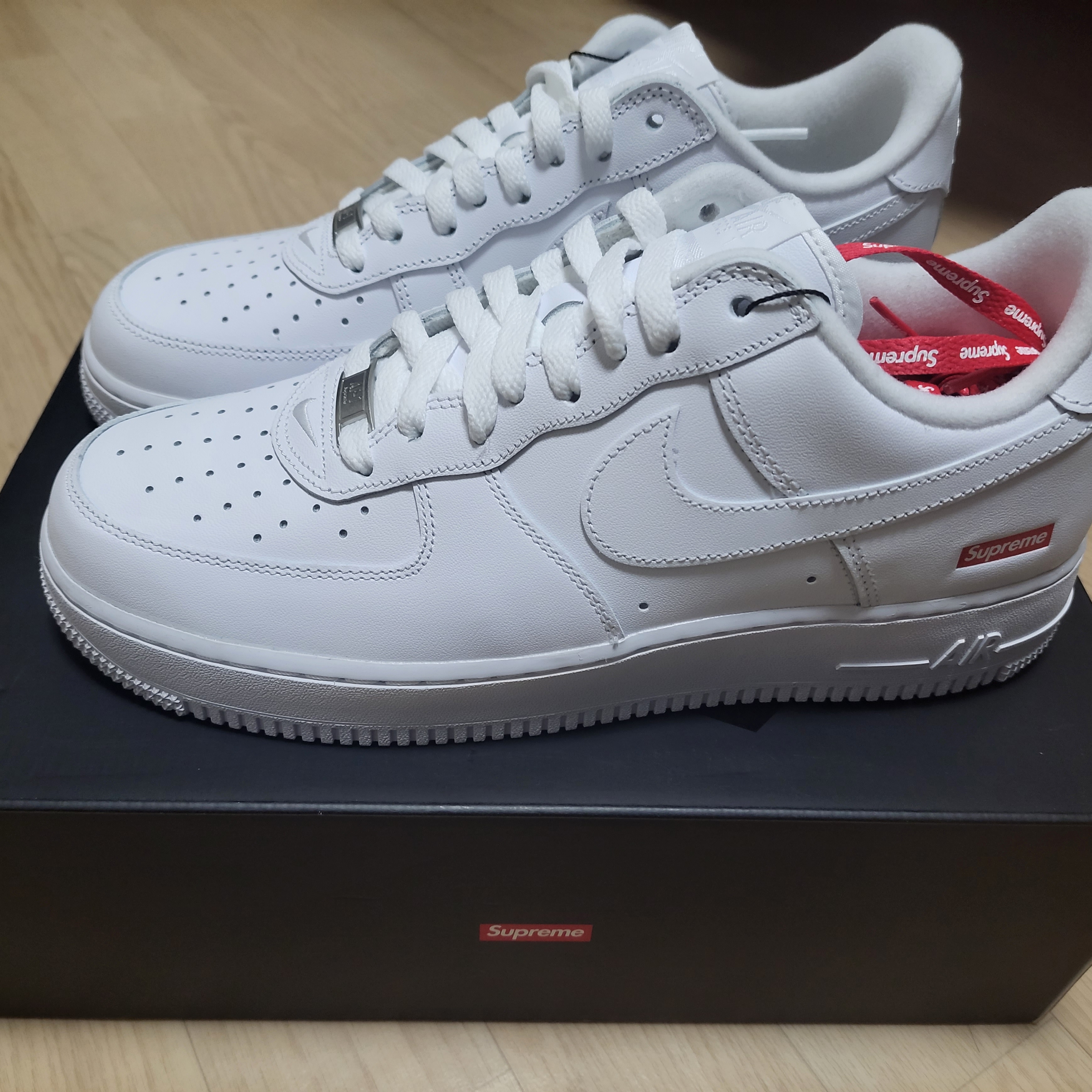 Nike x Supreme Air Force 1 Low White 착용 스타일 - 3