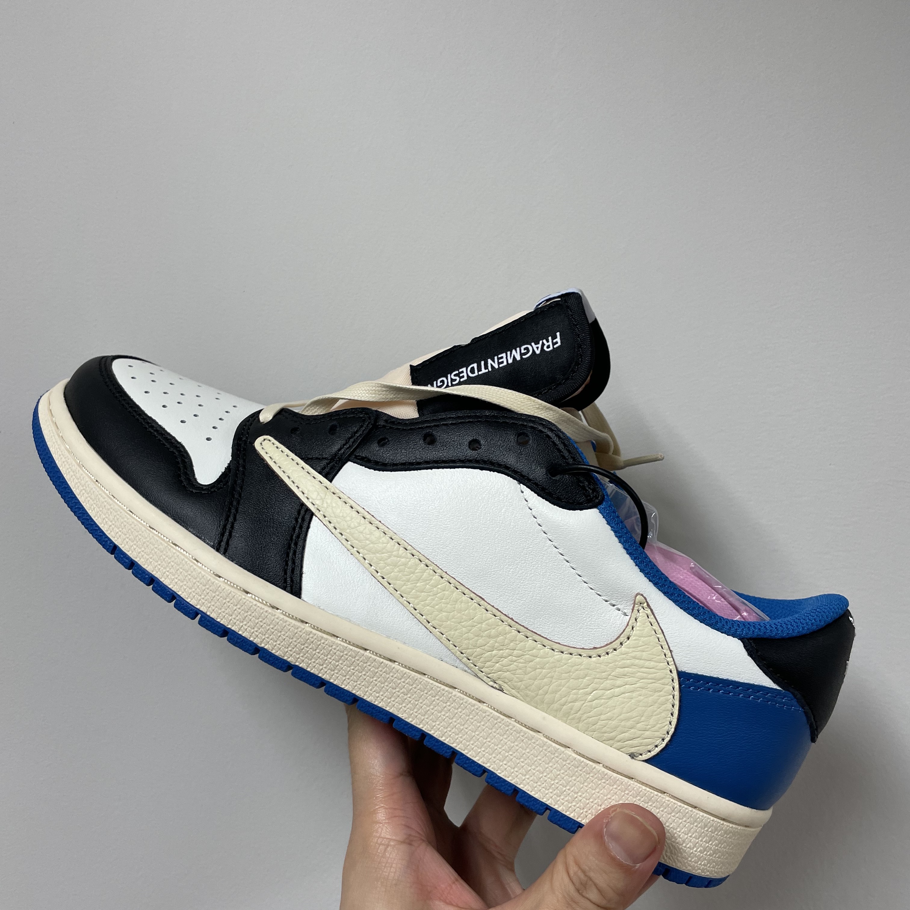 Jordan 1 x Travis Scott x Fragment Retro Low OG SP Military Blue 착용 스타일 - 1