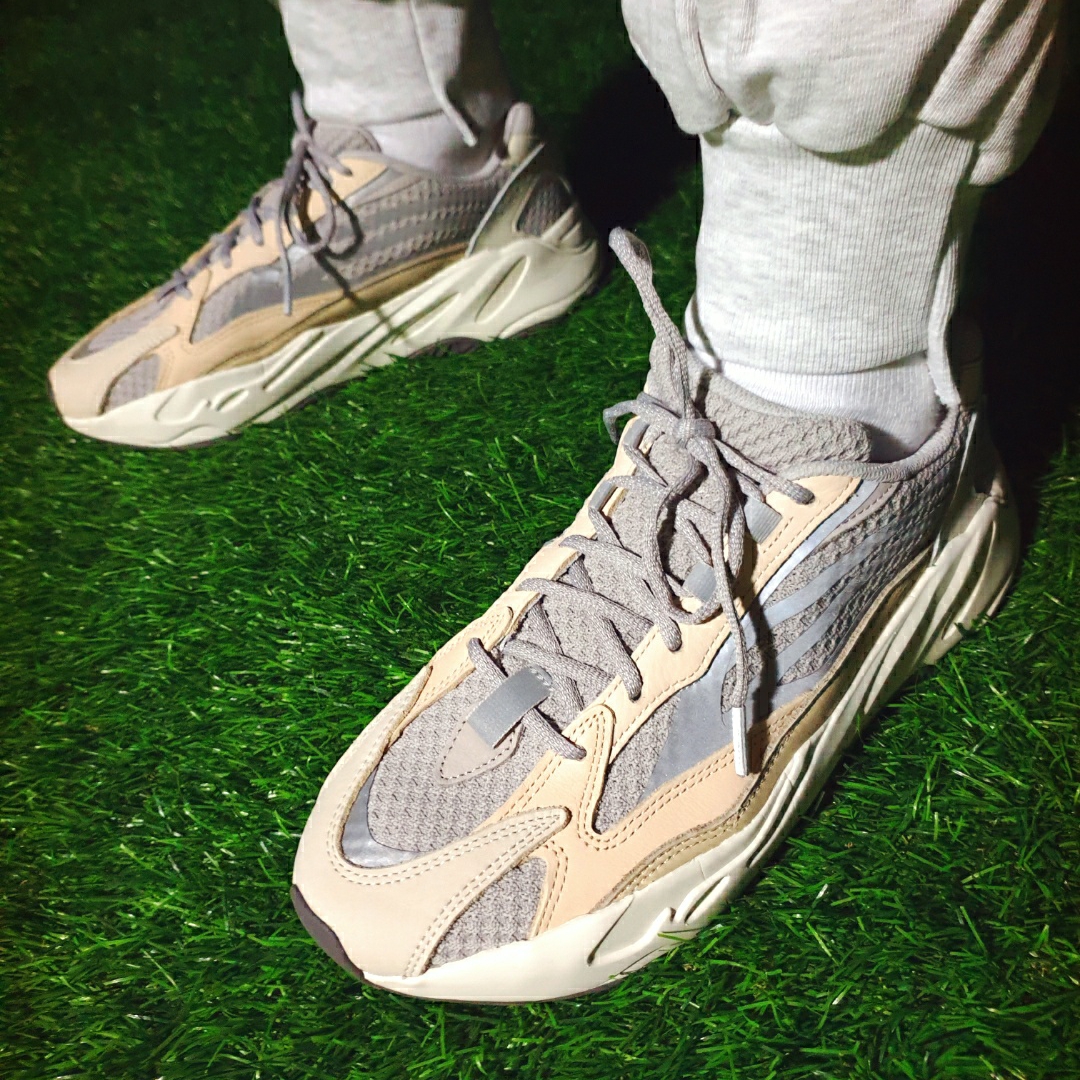 Adidas Yeezy Boost 700 V2 Cream 착용 스타일 - 4
