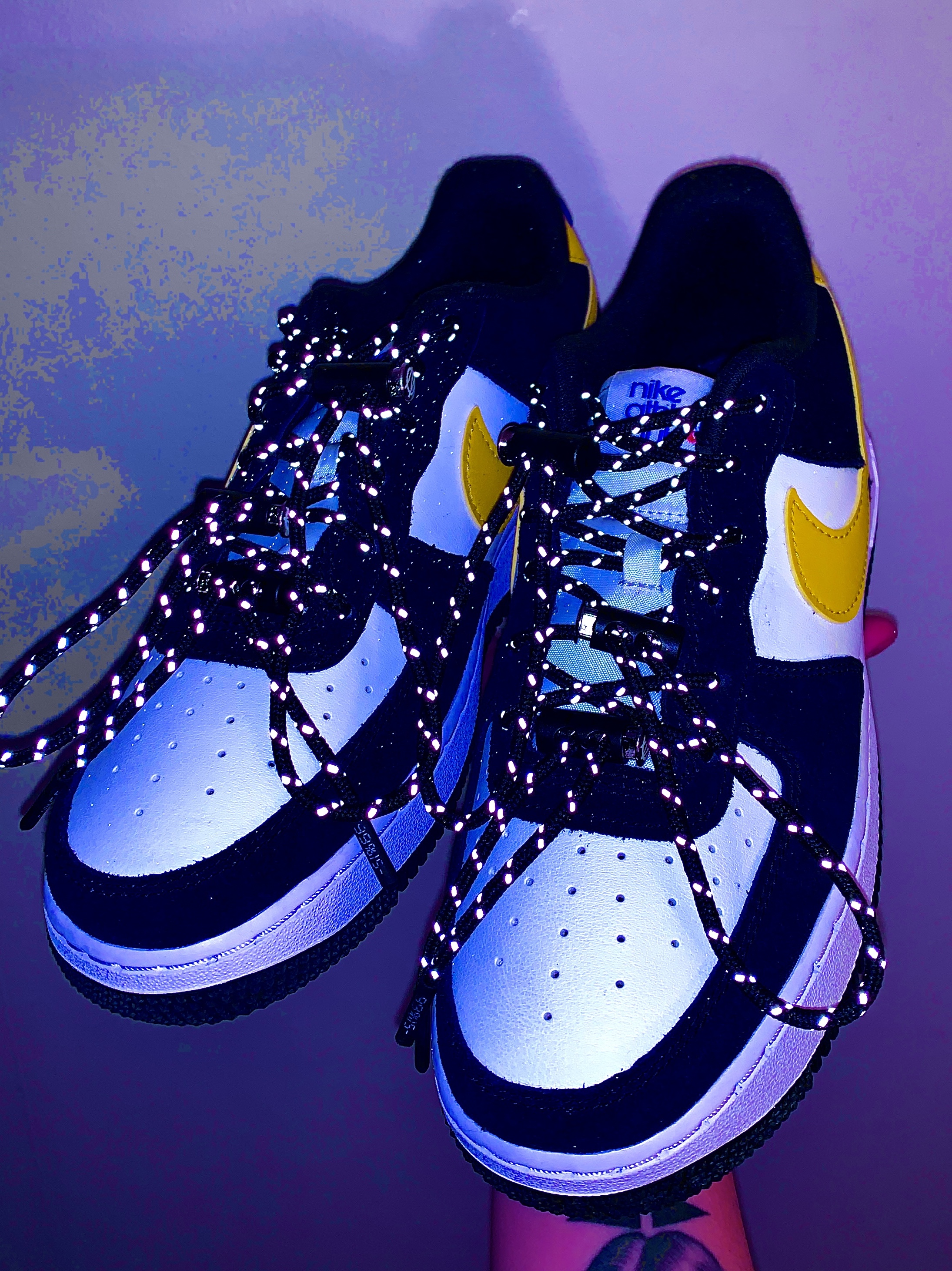 Nike Air Force 1 '07 LV8 Athletic Club Black Dark Sulfur 착용 스타일 - 1