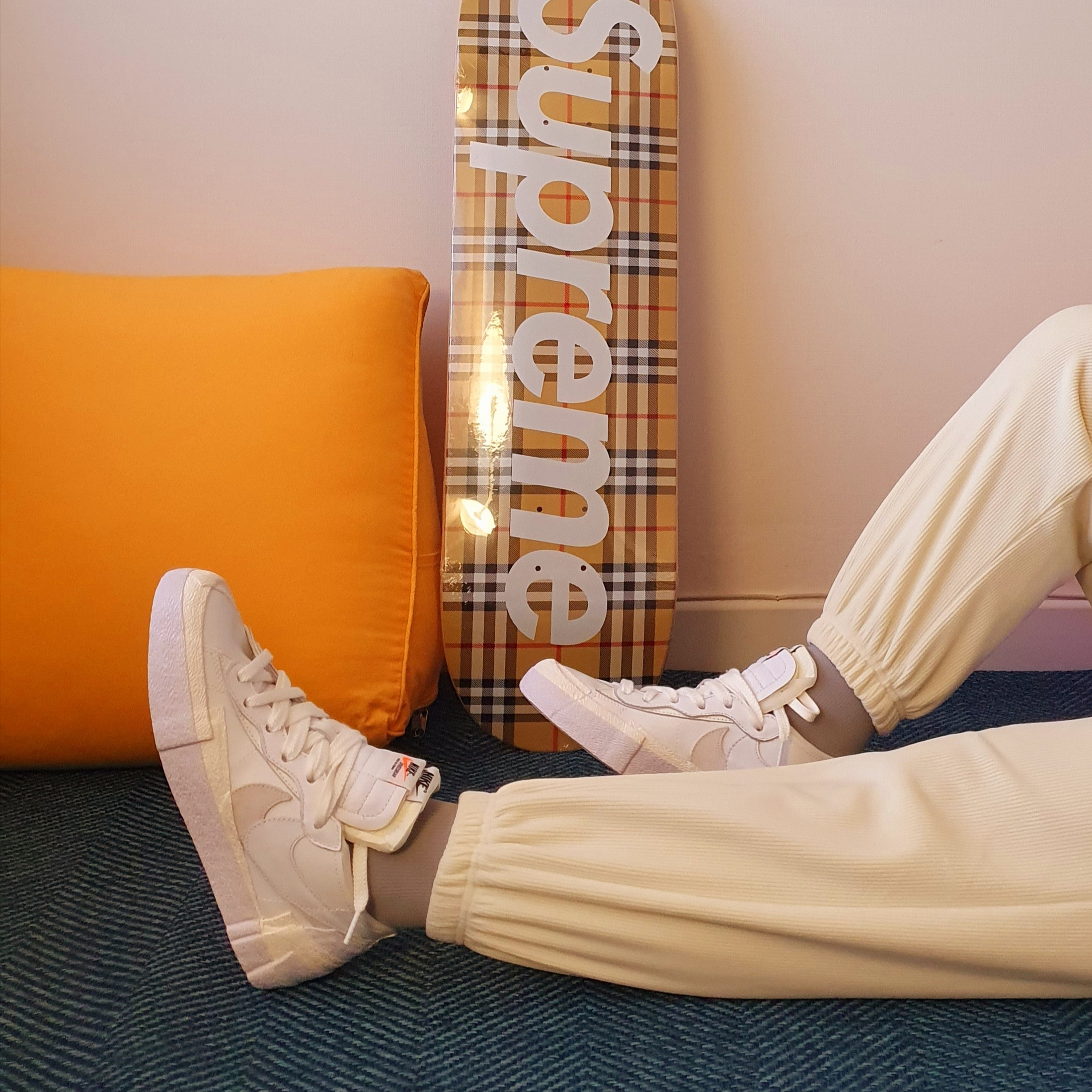 Nike x Sacai Blazer Low White Patent Leather, Supreme x Burberry Skateboard Deck Beige - 22SS 착용 스타일 - 1