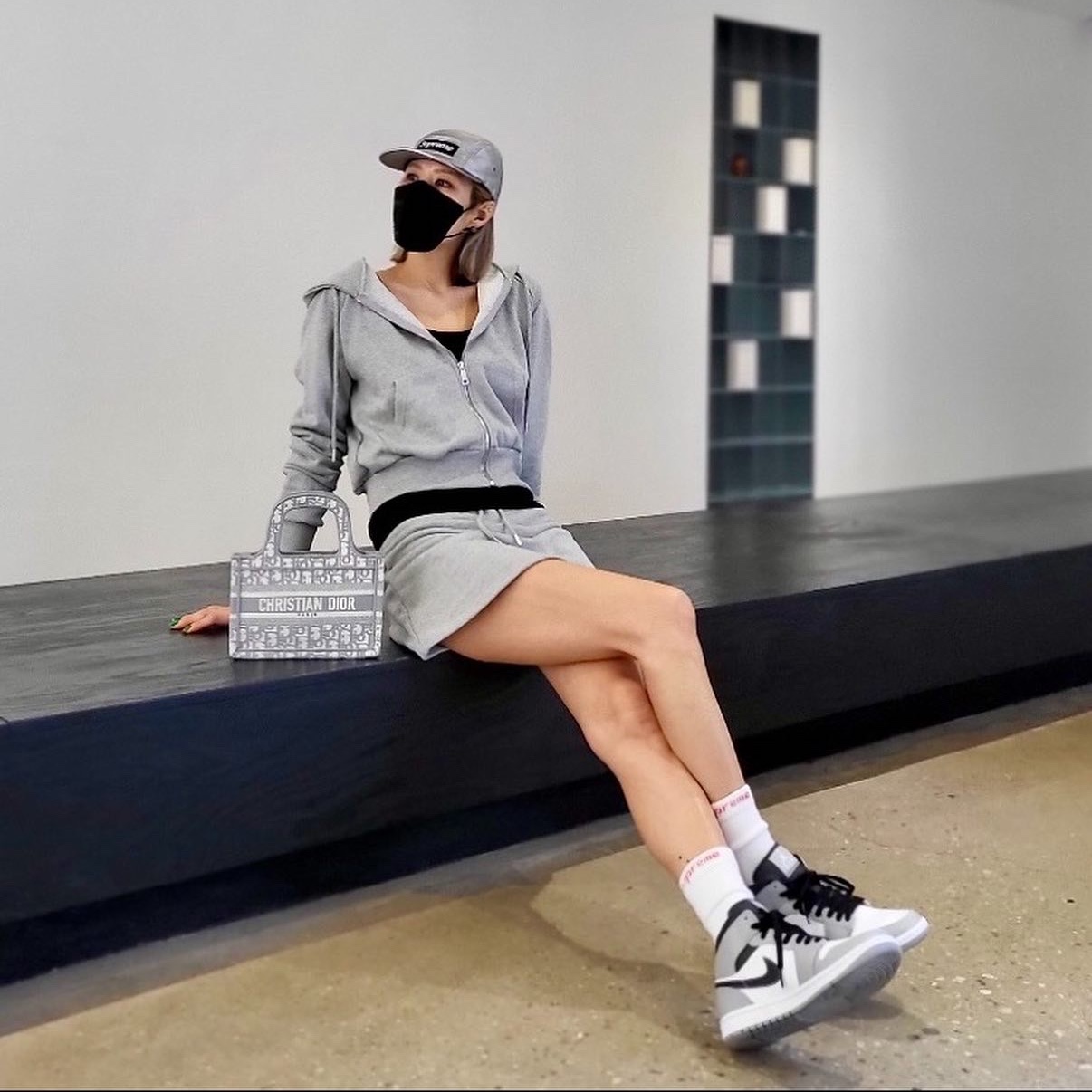Jordan 1 Mid Light Smoke Grey Anthracite, Dior Mini Book Tote Blue Dior Oblique Embroidery 착용 스타일