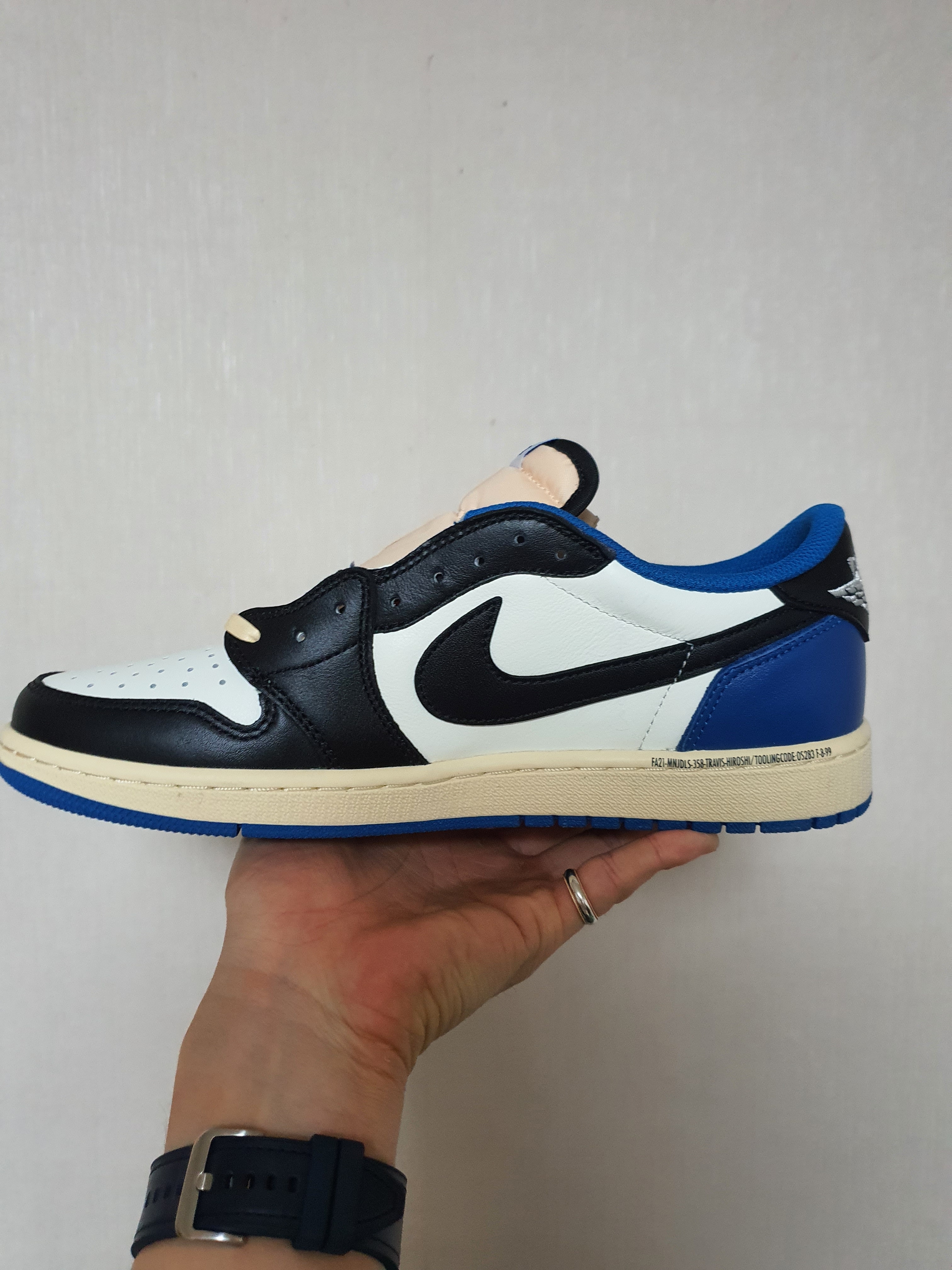 Jordan 1 x Travis Scott x Fragment Retro Low OG SP Military Blue 착용 스타일 - 3
