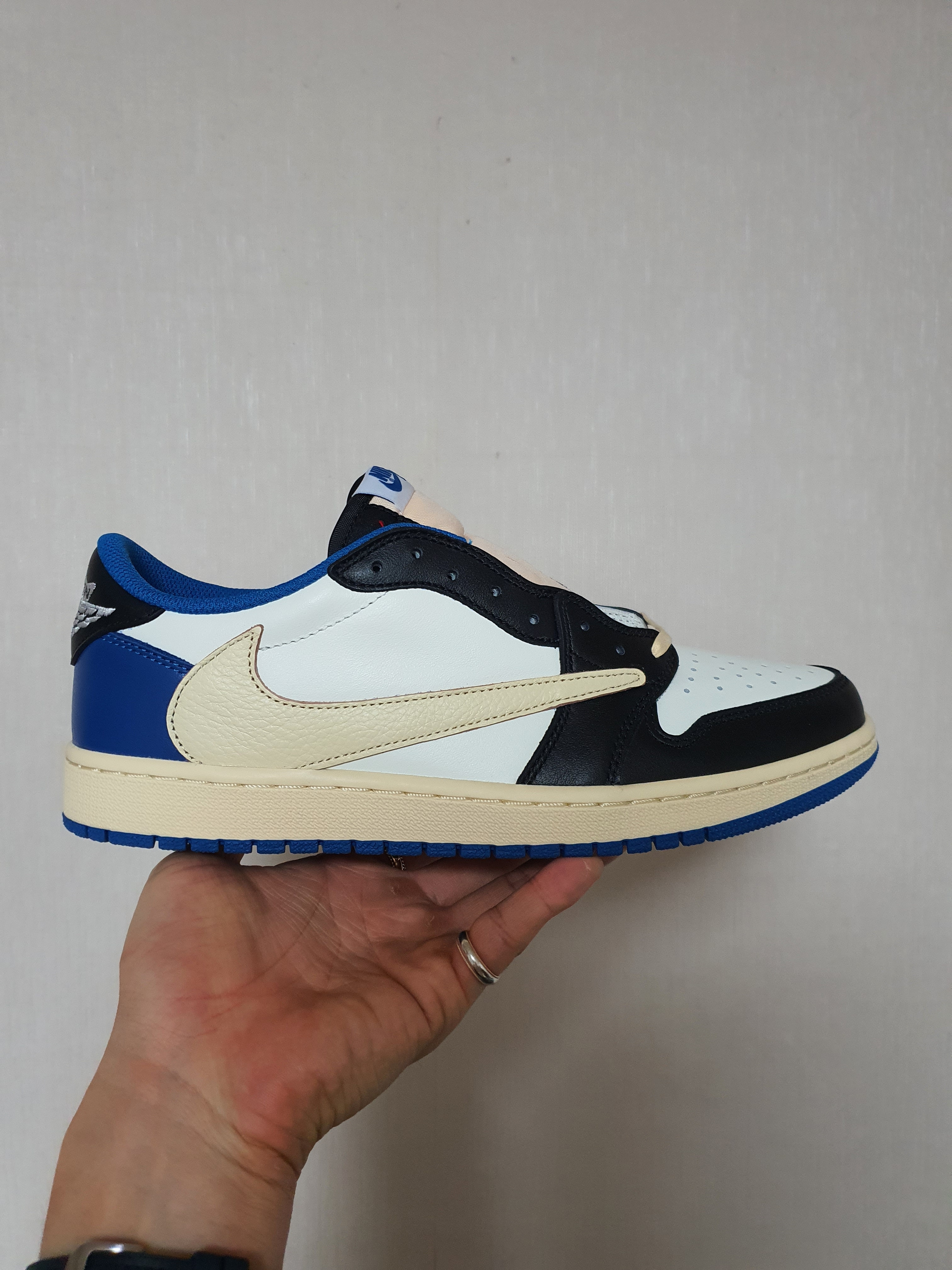 Jordan 1 x Travis Scott x Fragment Retro Low OG SP Military Blue 착용 스타일 - 2