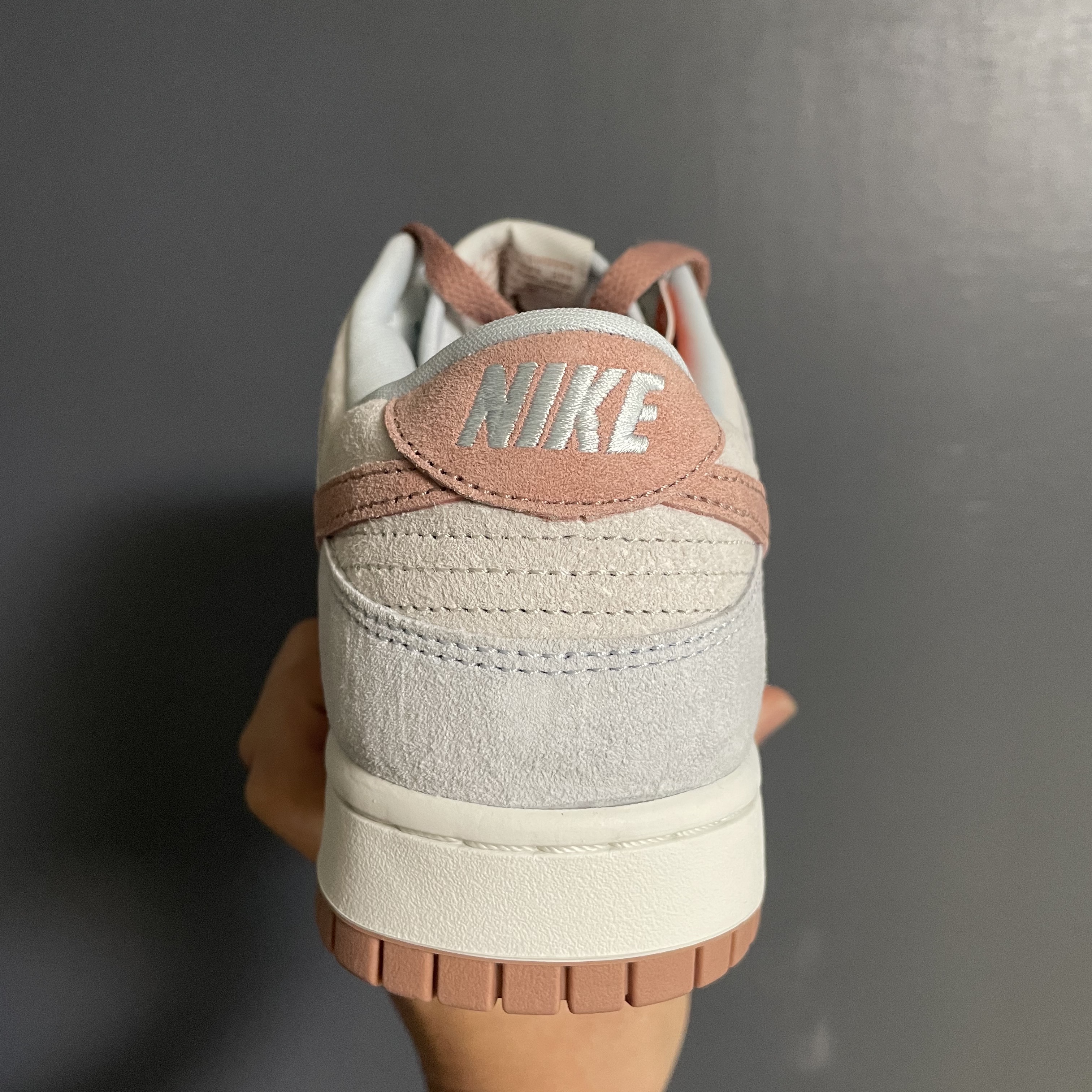 Nike Dunk Low Retro PRM Fossil Rose 착용 스타일 - 3