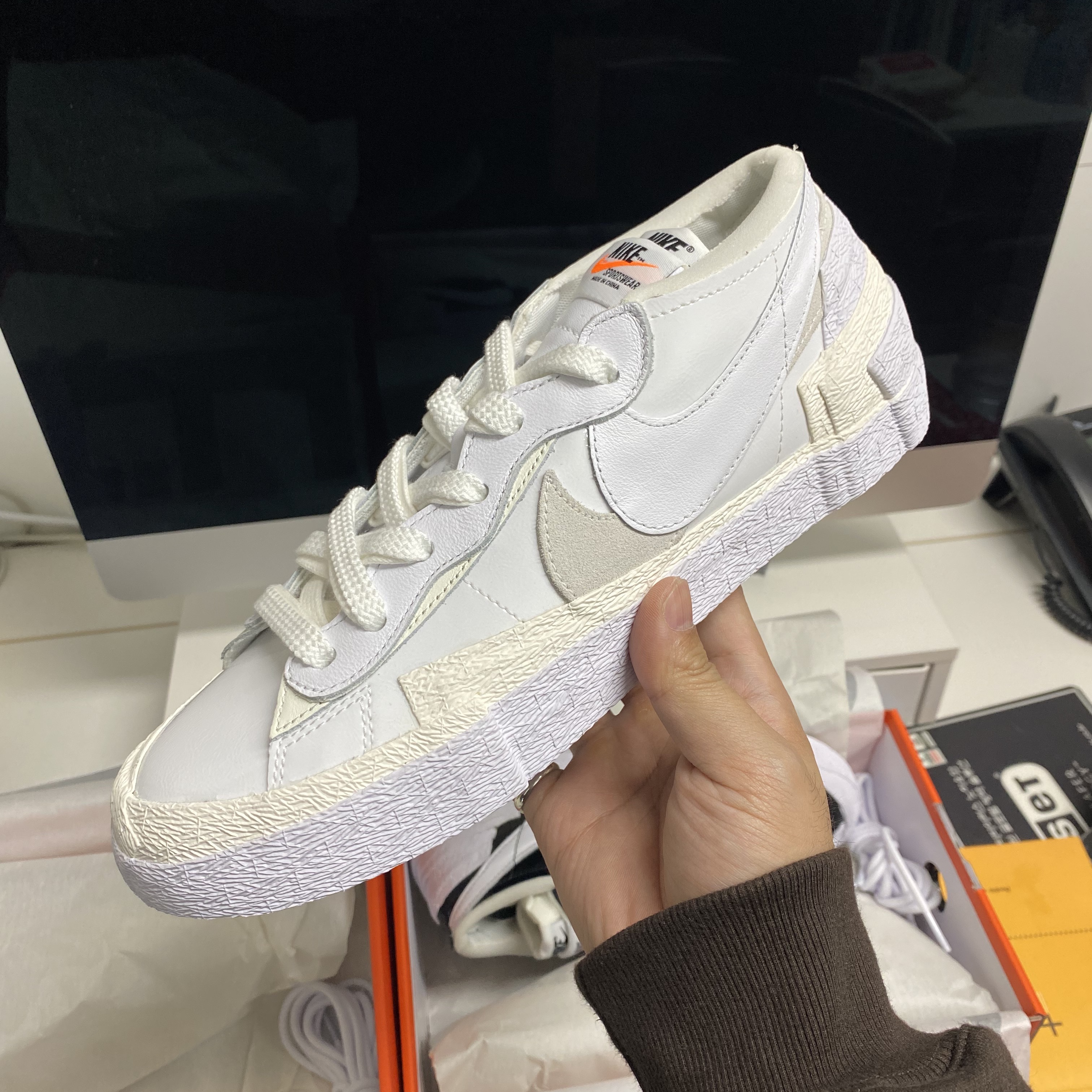 Nike x Sacai Blazer Low White Patent Leather, Nike x Sacai Blazer Low Black Patent Leather 착용 스타일 - 2