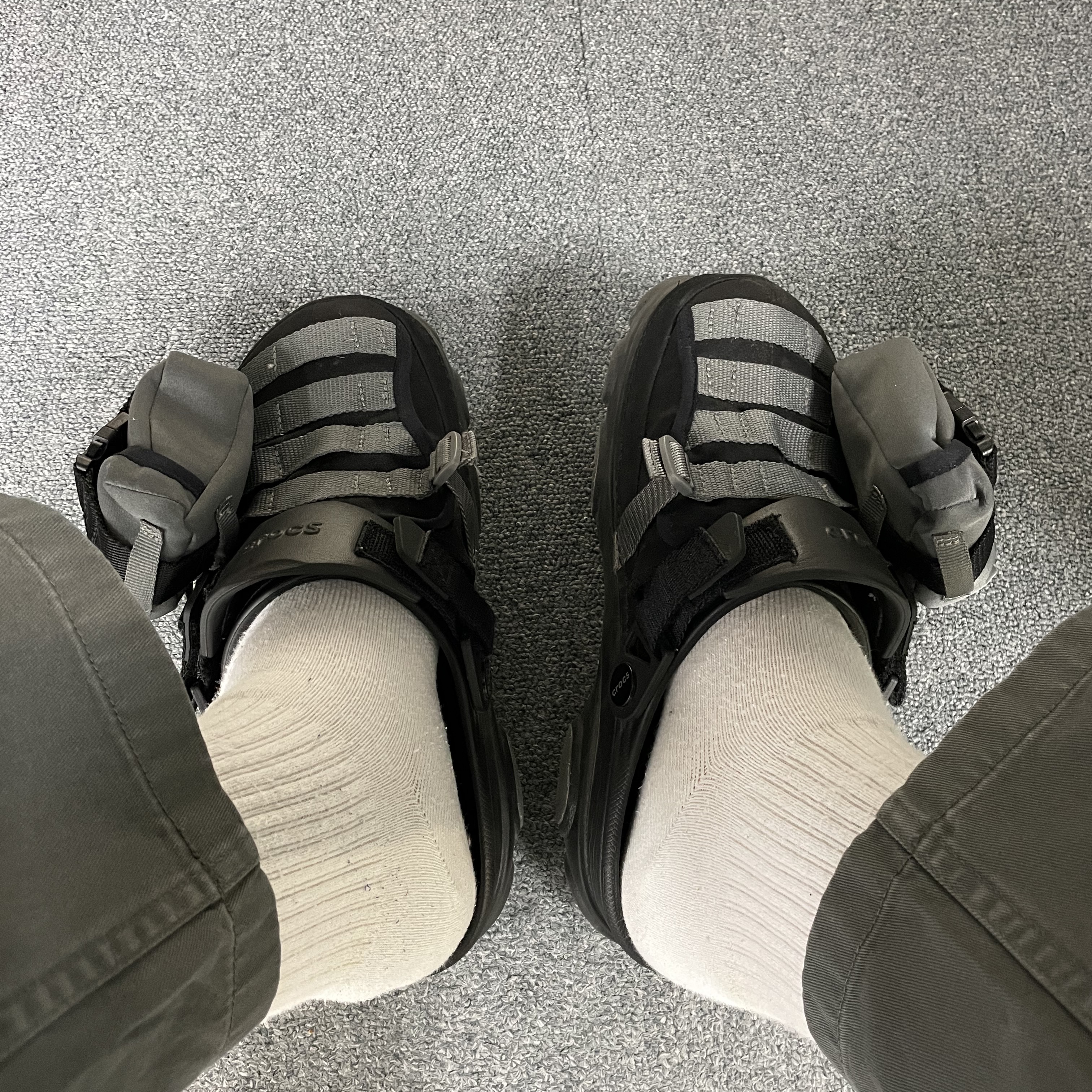 Crocs x Beams Classic All Terrain MA-1 Jacket Clog Black 착용 스타일