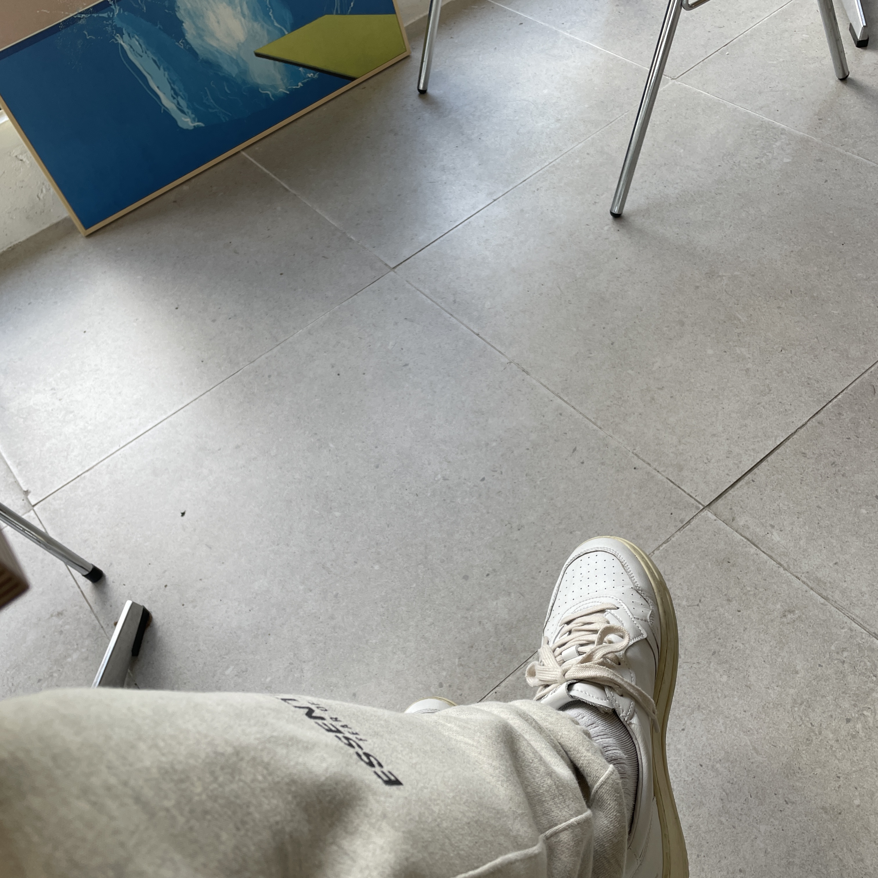 Autry Medalist Low Leather Sneakers White, Essentials Sweatpants Oatmeal/Oatmeal Heather/Light Heather Oatmeal 2020 착용 스타일 - 1