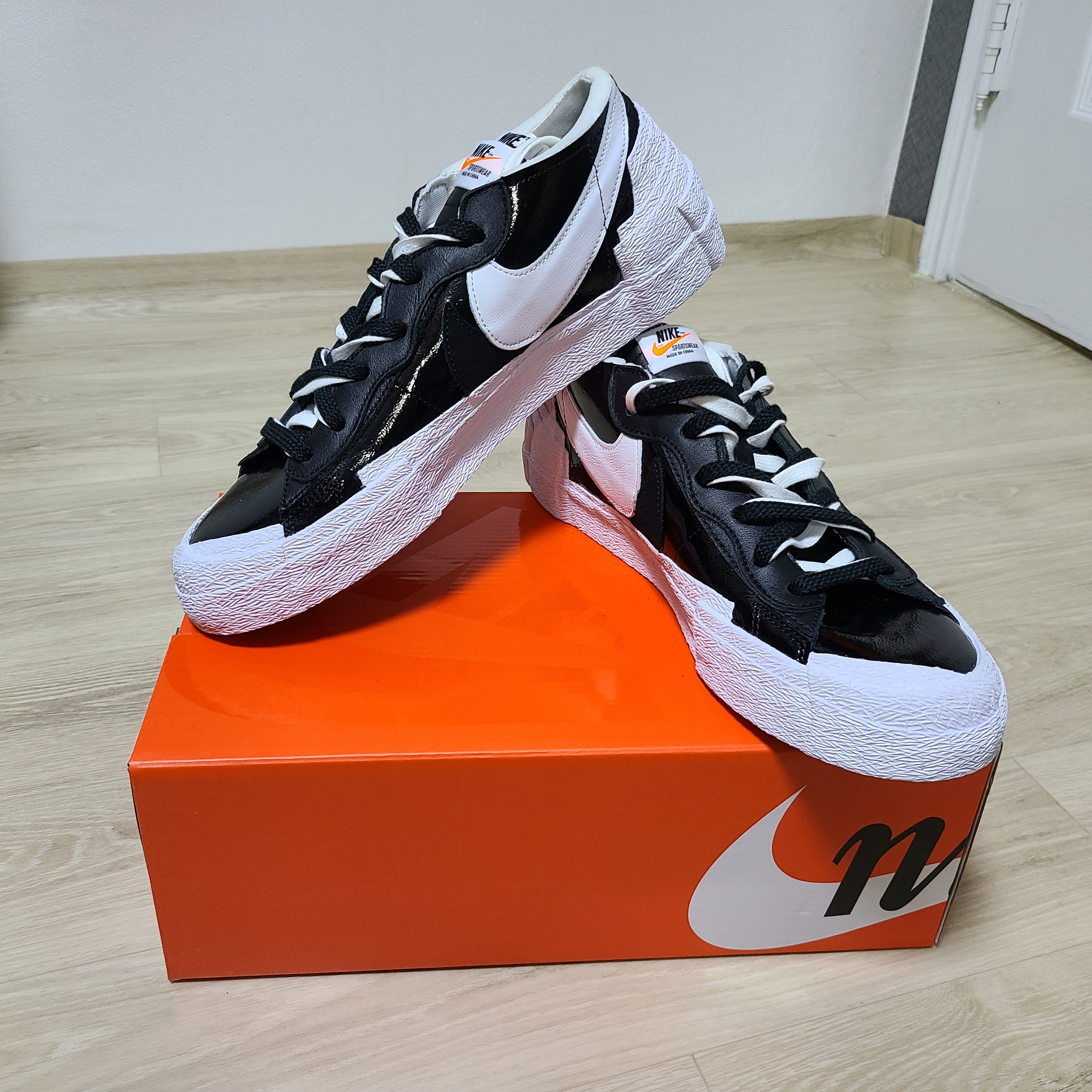 Nike x Sacai Blazer Low Black Patent Leather 착용 스타일 - 1