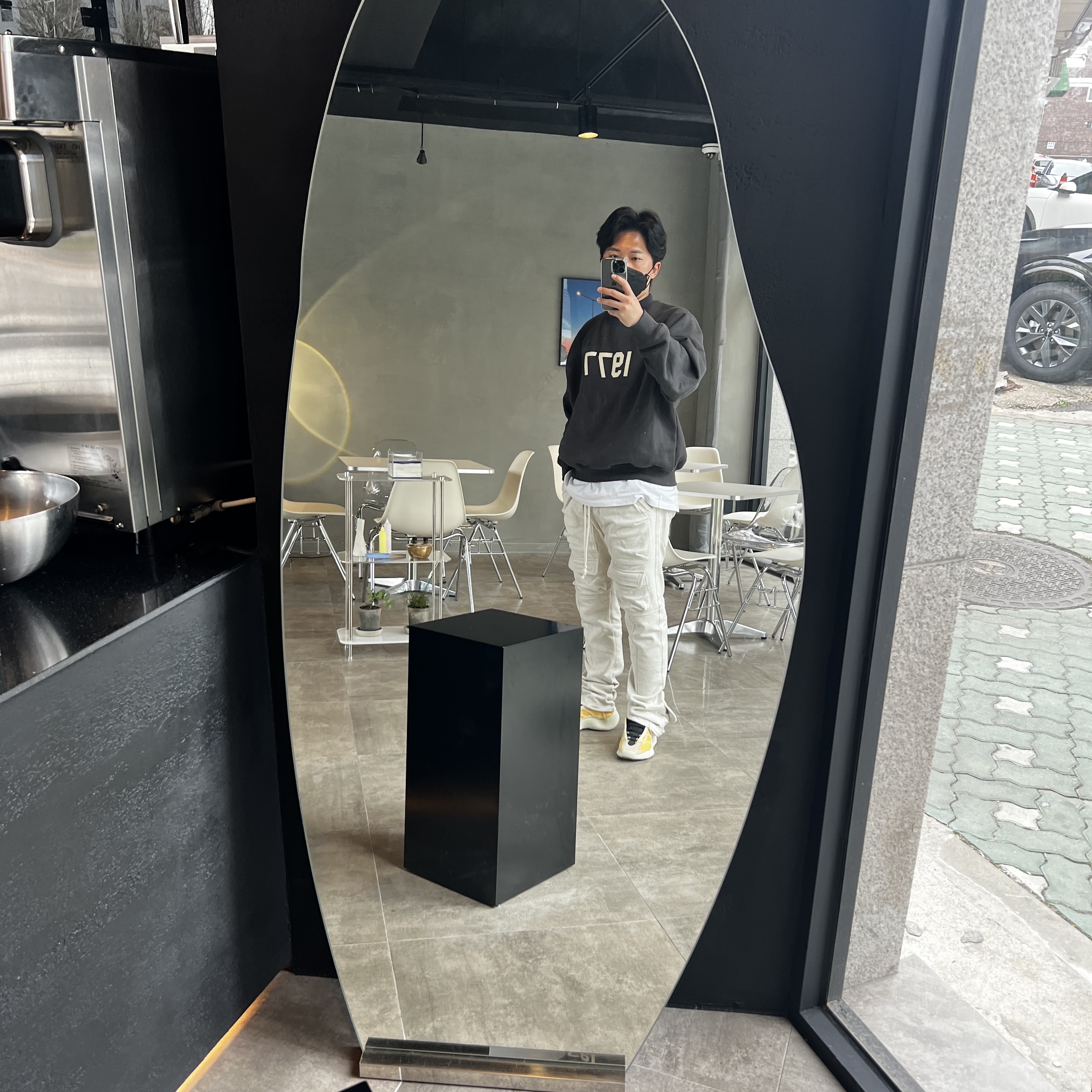 Essentials 1977 Crewneck Sweatshirt Iron - 22SS, Adidas Yeezy 700 V3 Mono Safflower 착용 스타일 - 1