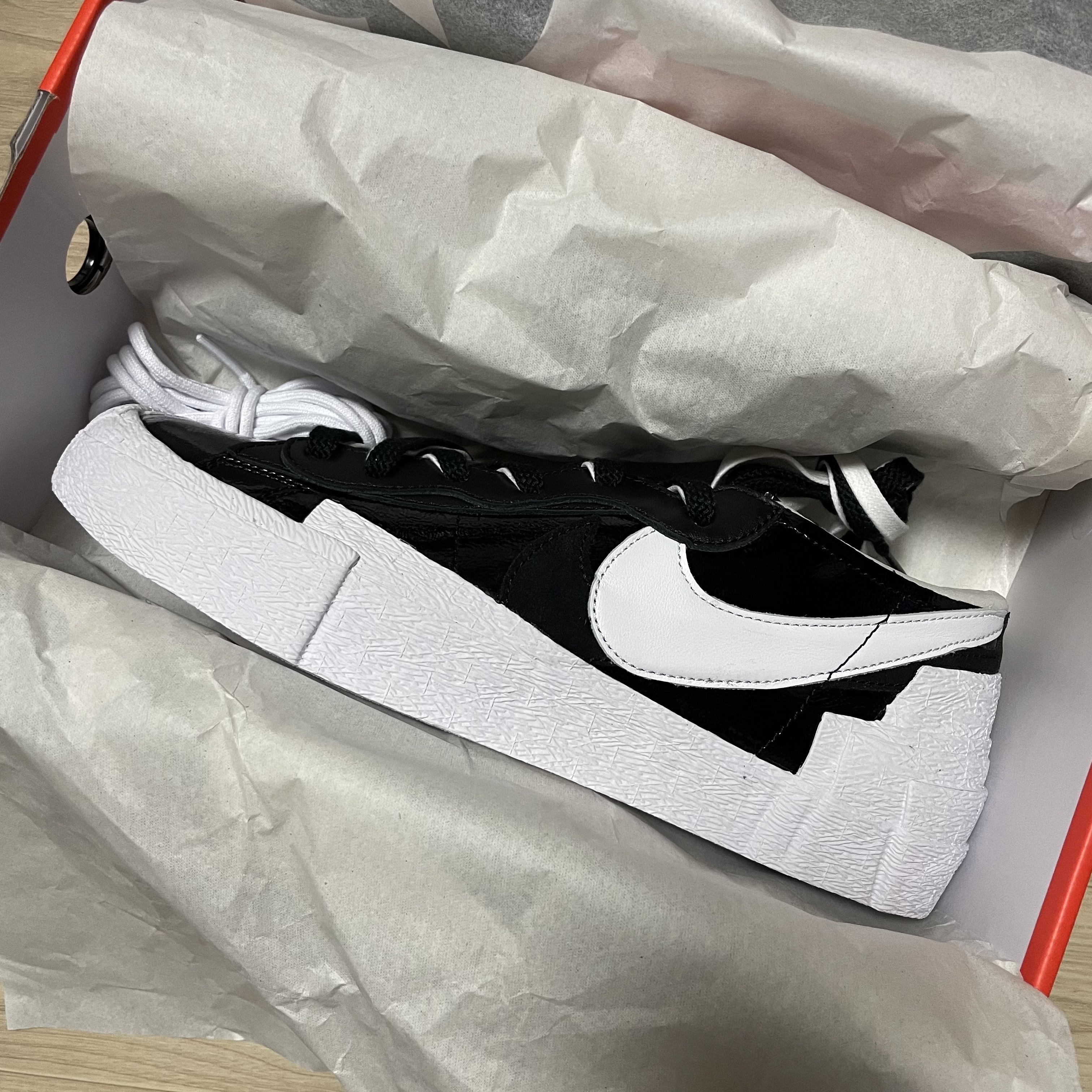 Nike x Sacai Blazer Low Black Patent Leather 착용 스타일 - 1