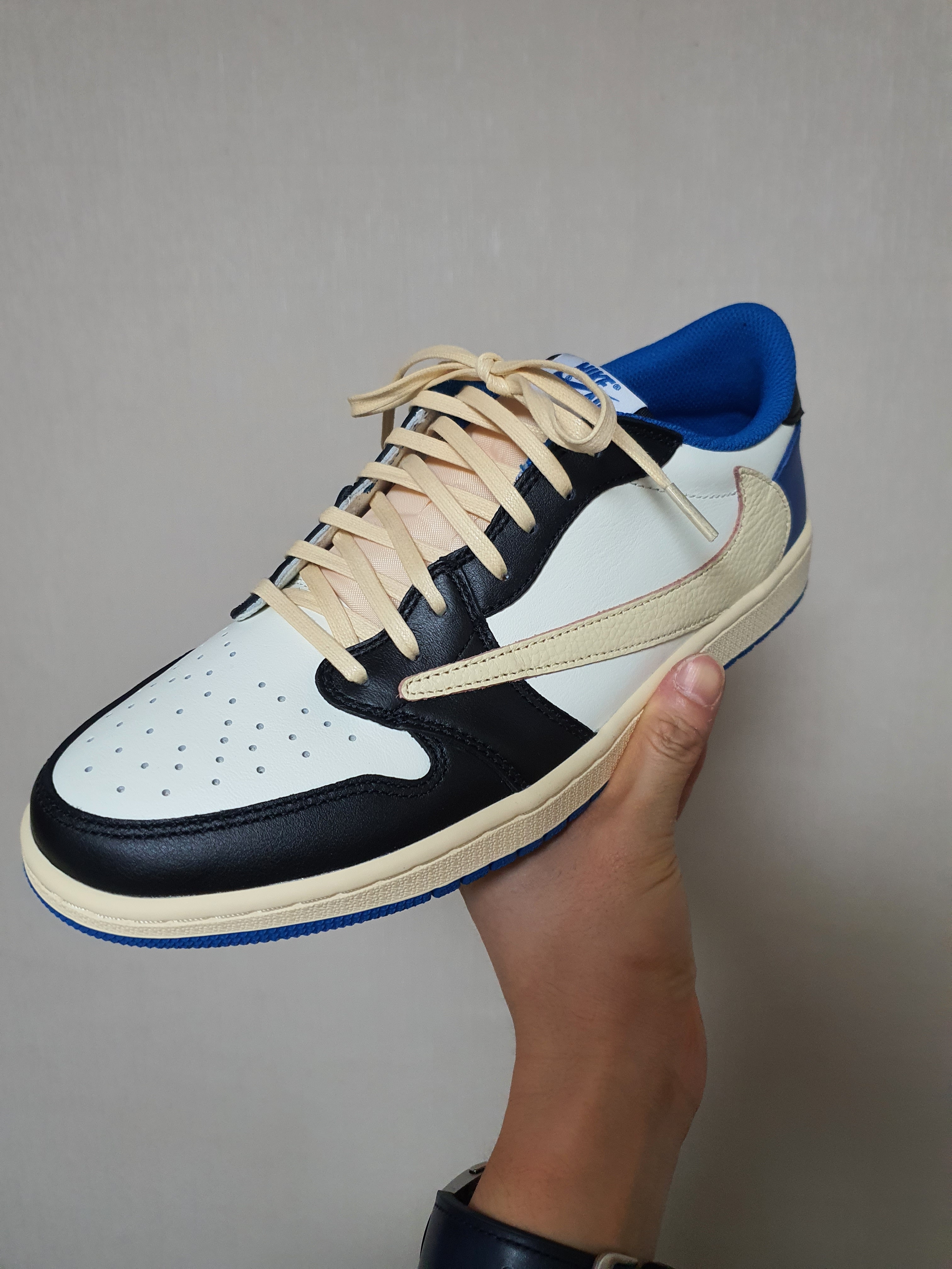 Jordan 1 x Travis Scott x Fragment Retro Low OG SP Military Blue 착용 스타일 - 4