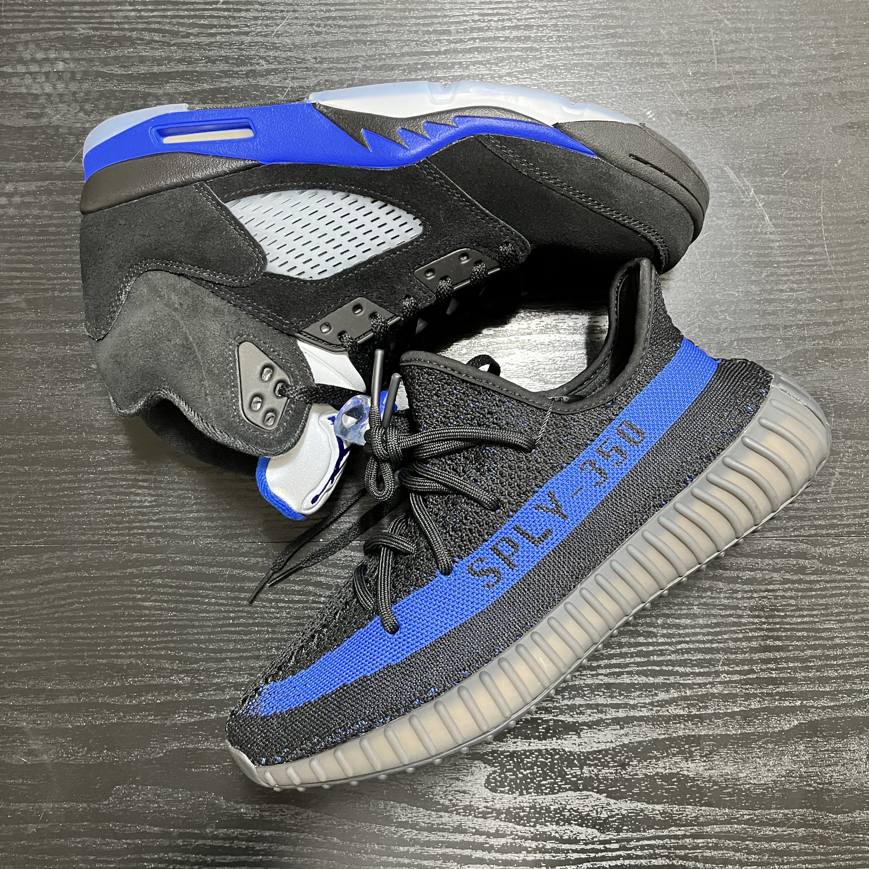 Jordan 5 Retro Racer Blue, Adidas Yeezy Boost 350 V2 Dazzling Blue 착용 스타일
