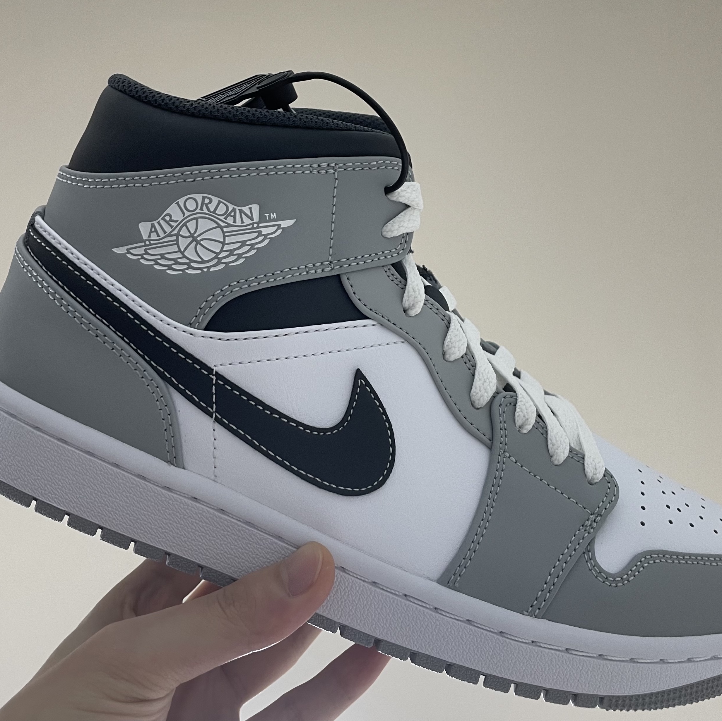 Jordan 1 Mid Light Smoke Grey Anthracite 착용 스타일 - 2