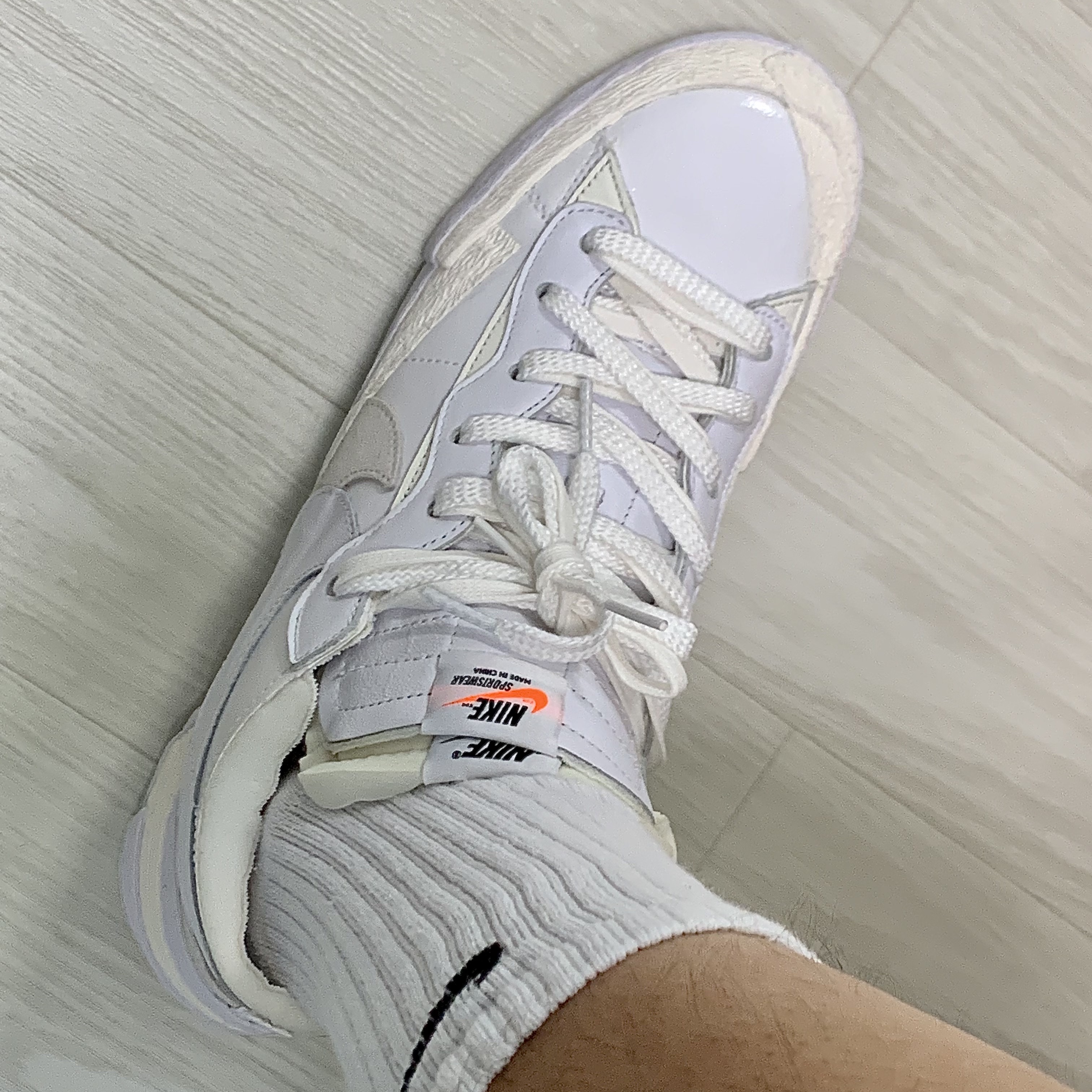 Nike x Sacai Blazer Low White Patent Leather 착용 스타일 - 2