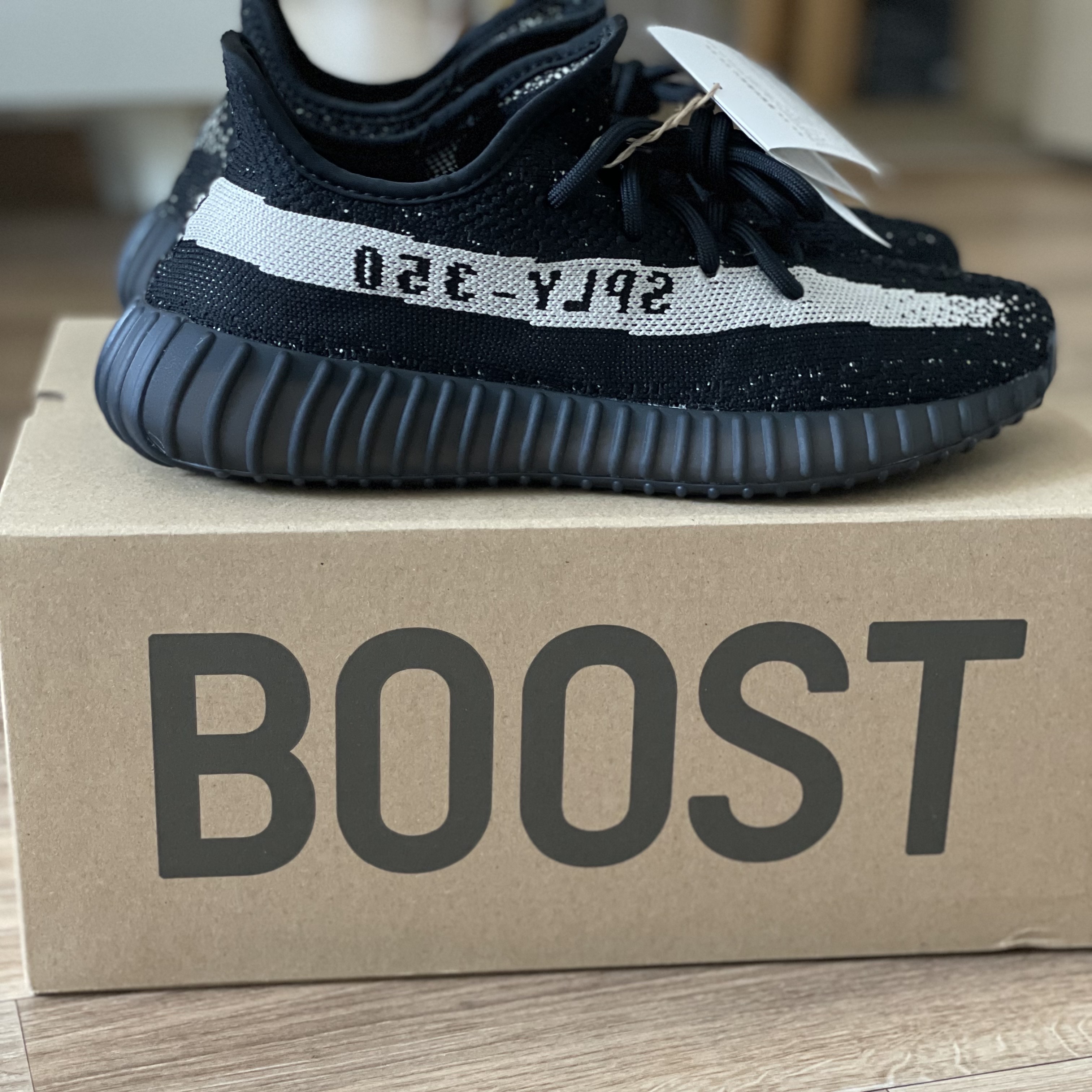 Adidas Yeezy Boost 350 V2 Core Black White 2022 착용 스타일 - 1