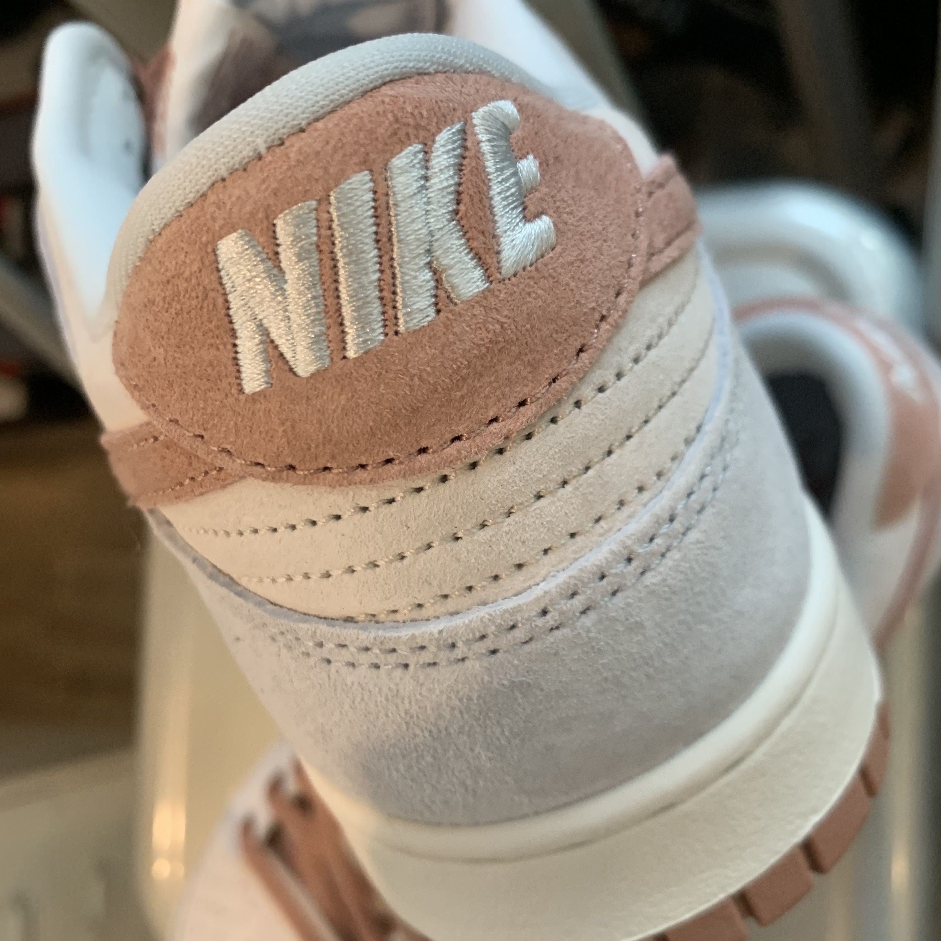 Nike Dunk Low Retro PRM Fossil Rose, Jordan 1 x Travis Scott x Fragment Retro Low OG SP Military Blue 착용 스타일 - 4