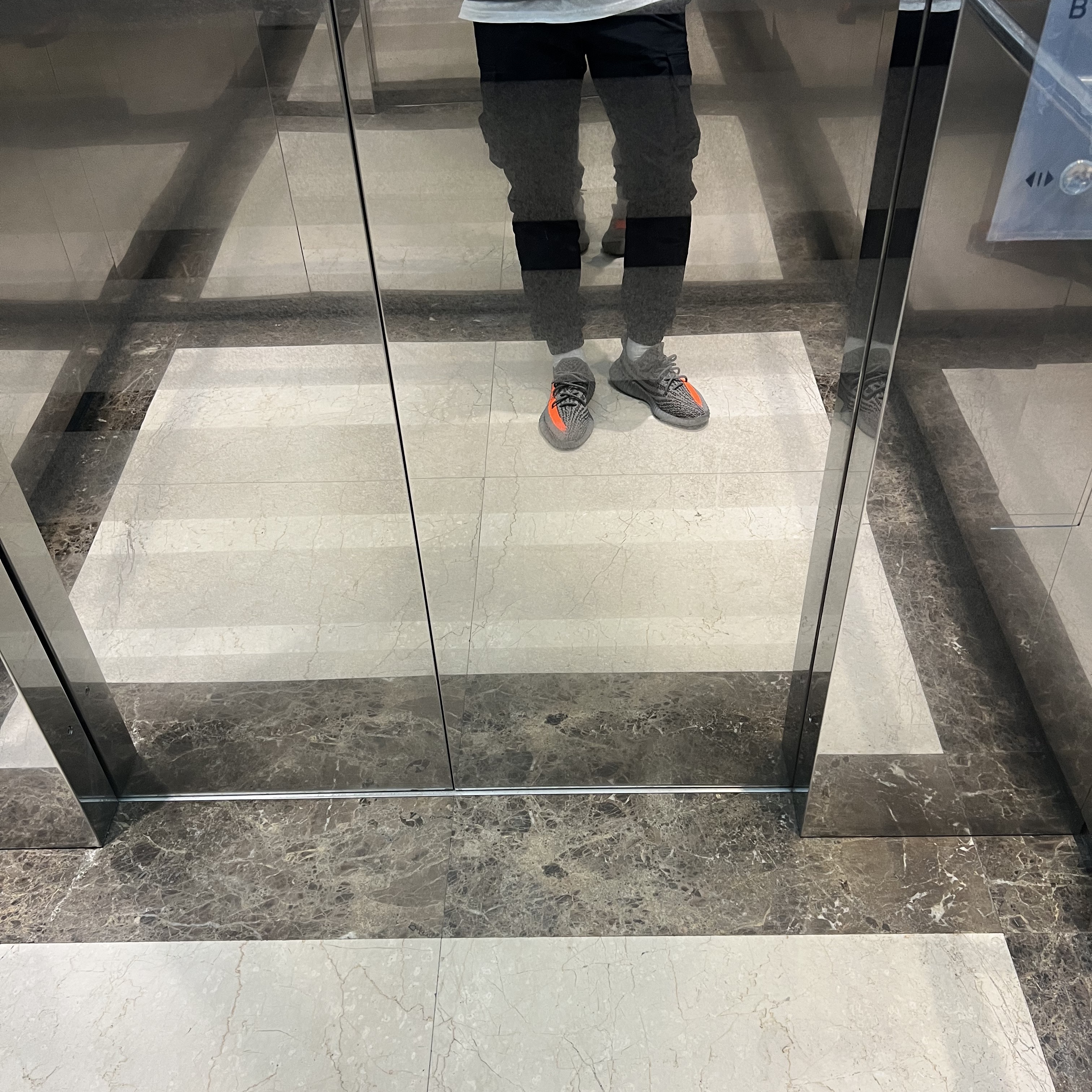 Adidas Yeezy Boost 350 V2 Beluga - Reflective, Stone Island 31303 Stretch Cotton Tela Paracadute Cargo Pants Black - 22SS 착용 스타일 - 1