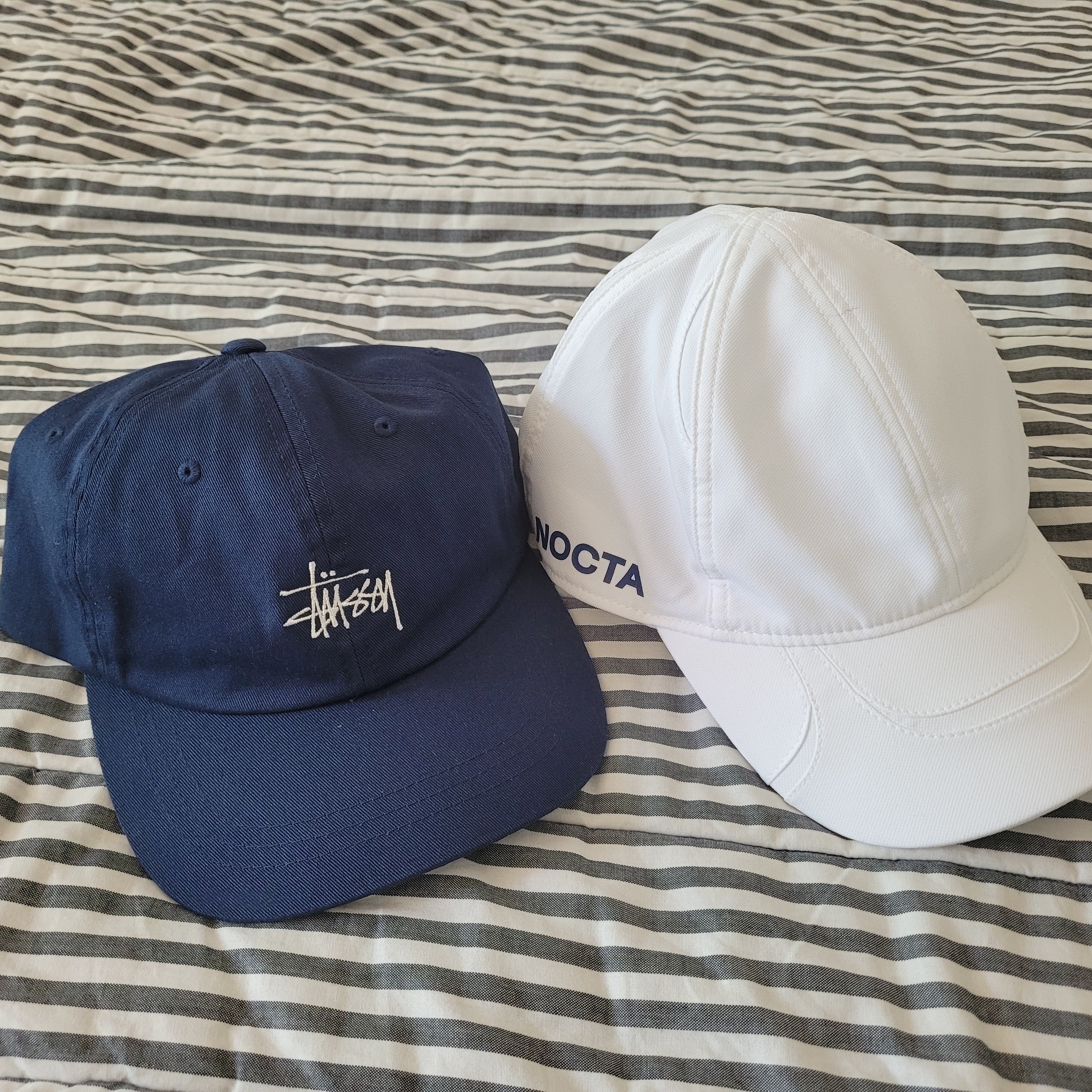 Nike x Drake Nocta Cardinal Stock Essential Cap White, Stussy Washed Stock Low Pro Cap Navy 착용 스타일